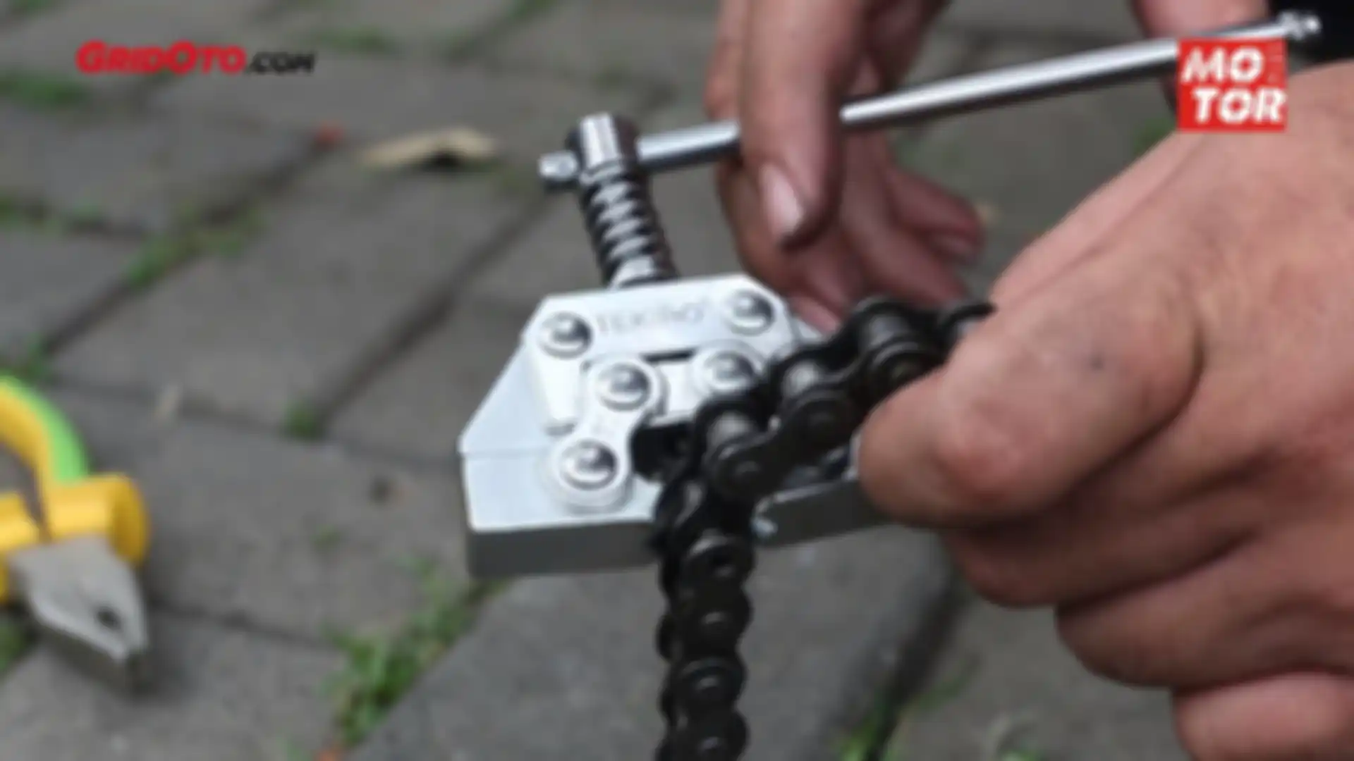 Cara potong rantai motor pakai chain breaker