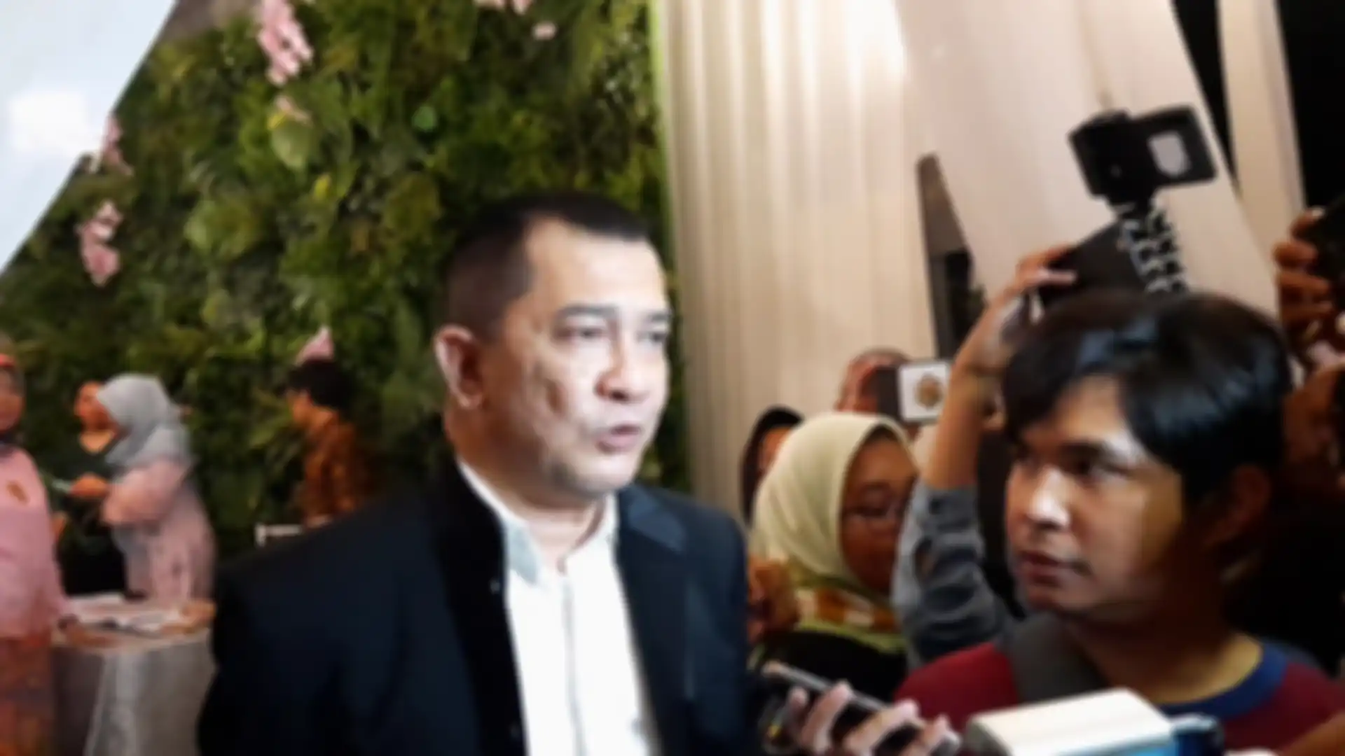Kakak Cut Tari, Teuku Muhammad Qadaffi saat ditemui Grid.ID di kawasan Cilandak, Jakarta Selatan, Kamis (12/12/2019).
