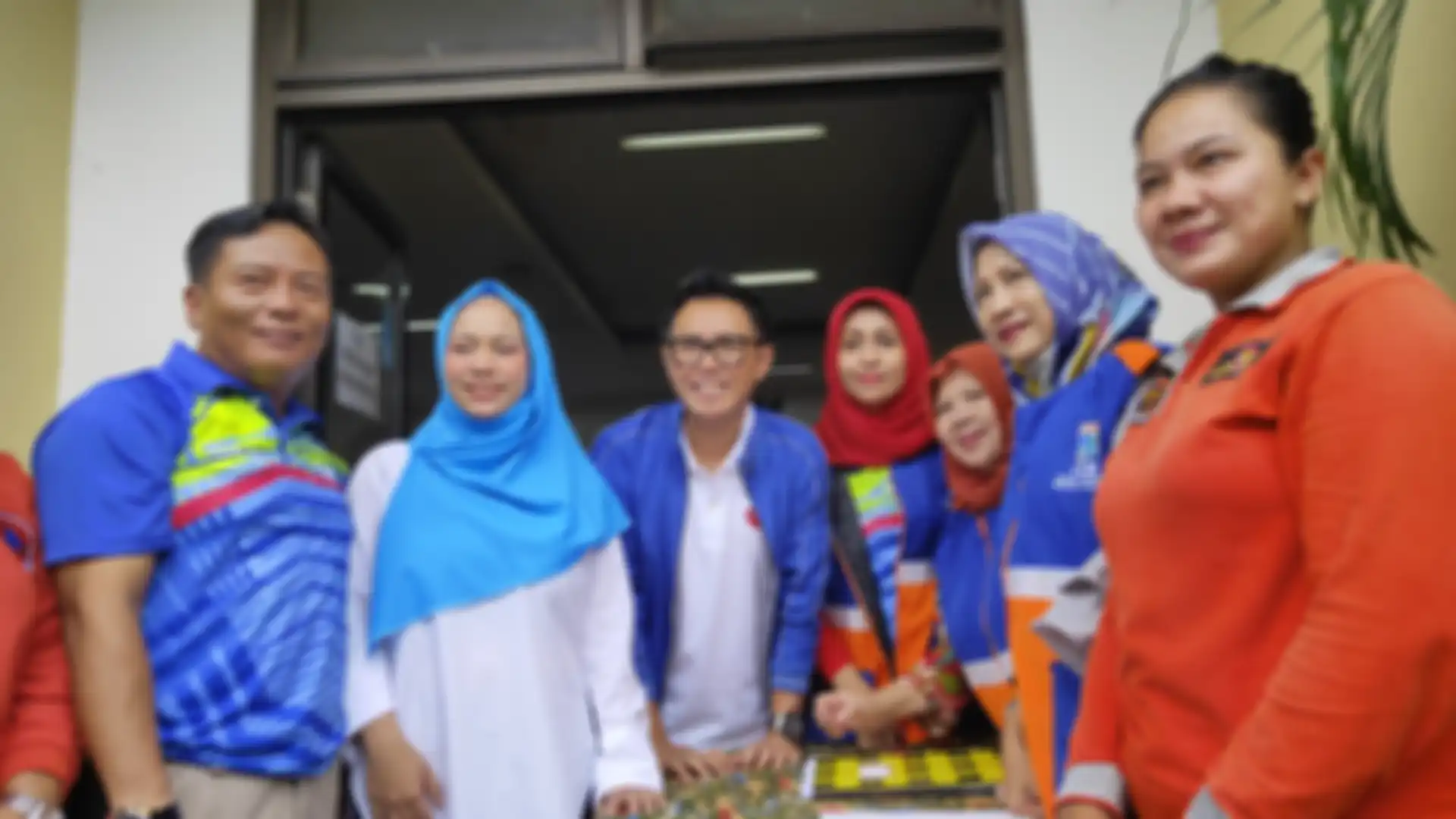 Eko Patrio saat memberikan bantuan kepada korban banjir di Kelurahan Bidara Cina, Jakarta Timur, Jumat (3/1/2020).