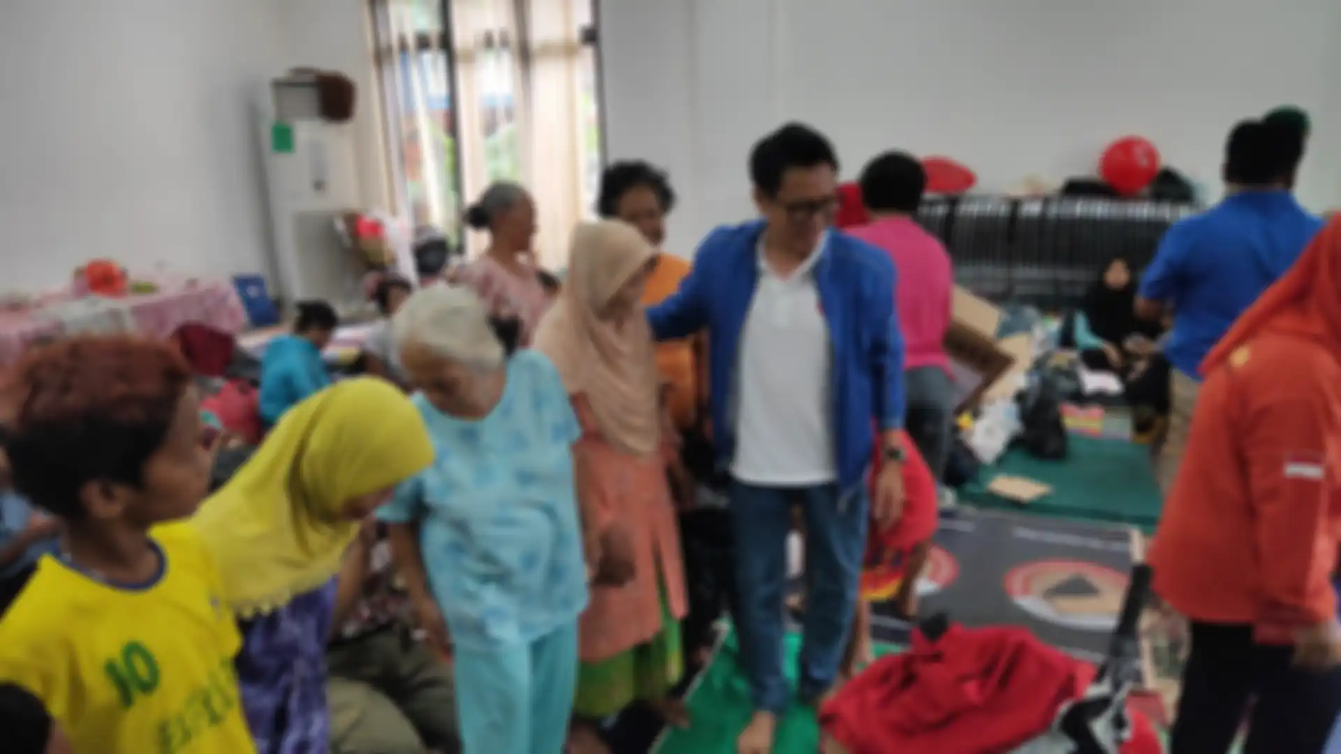 Eko Patrio saat memberikan bantuan kepada korban banjir di Kelurahan Bidara Cina, Jakarta Timur, Jumat (3/1/2020).