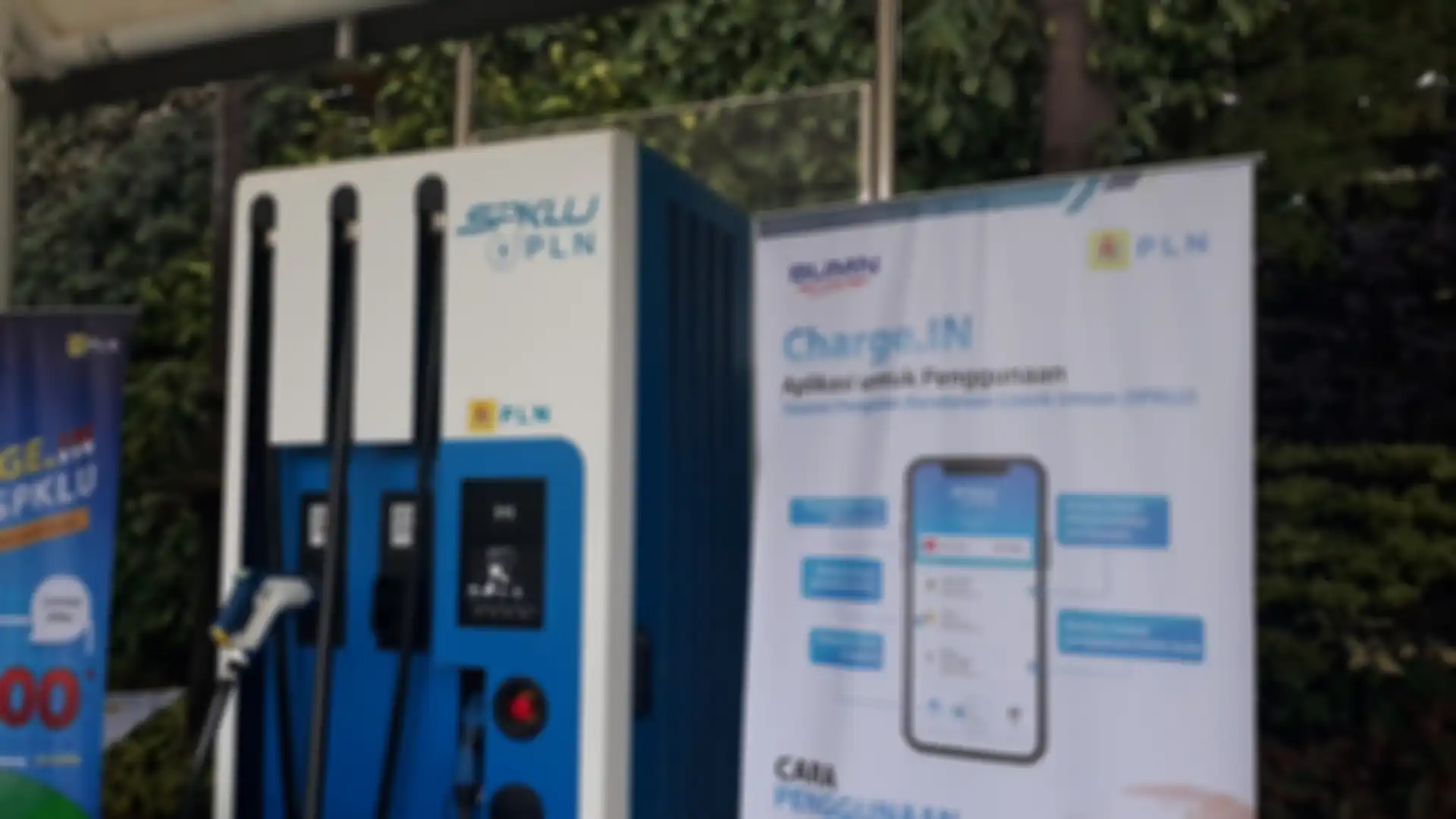 Aplikasi Charge.IN untuk penggunaan SPKLU di Gambir, Jakarta Pusat(5/3/2020).