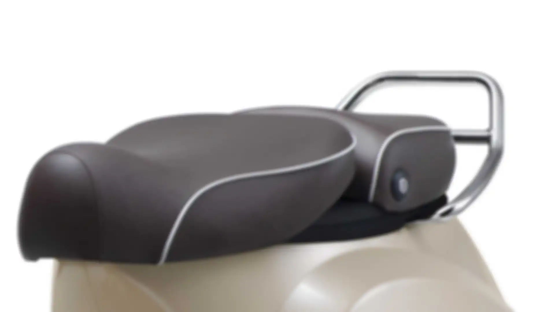 Jok terpisah pada Vespa Elegante 150