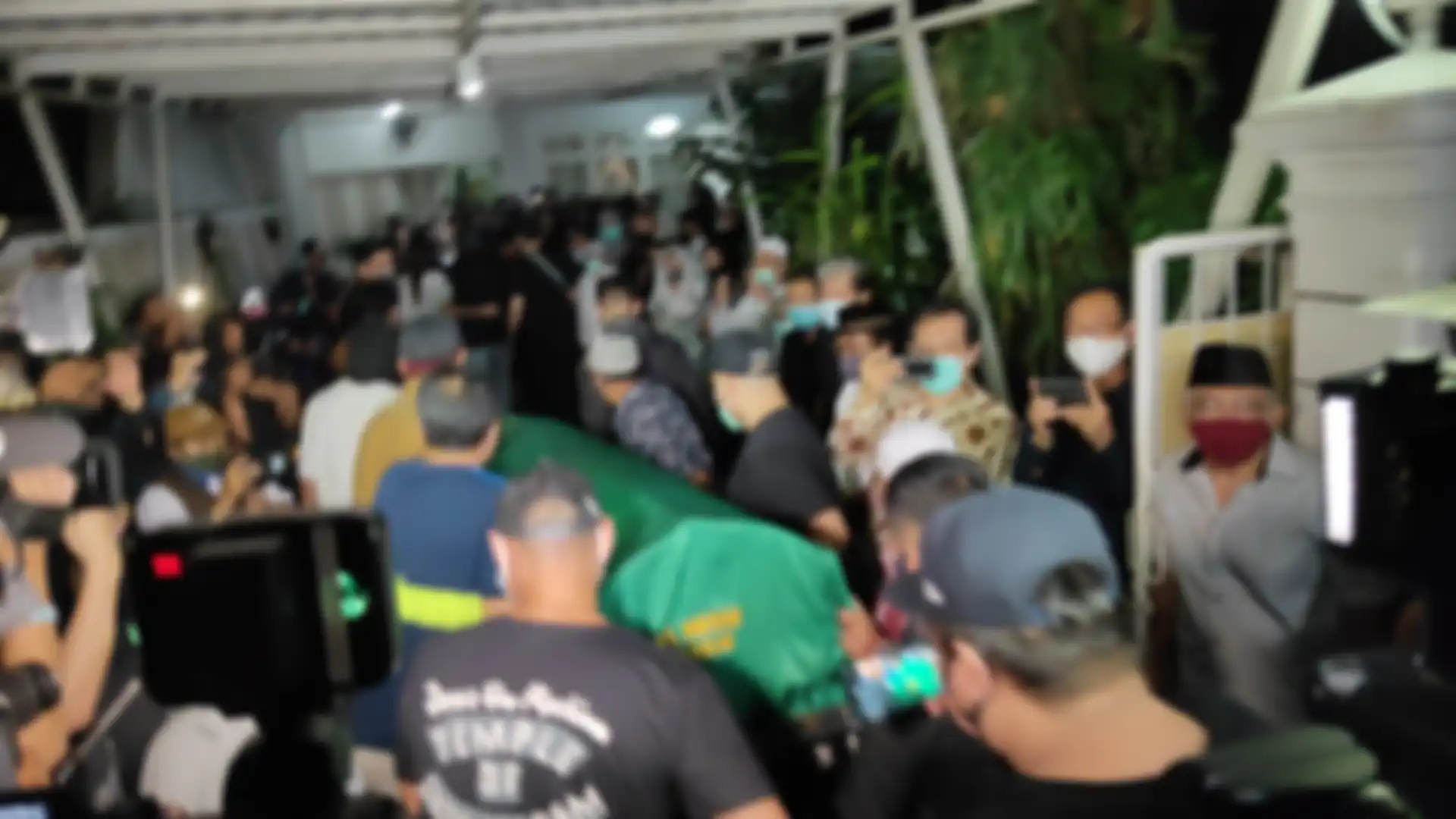 Jenazah ayahanda Ivan Gunawan, Bambang Cahyo Gunawan tiba di rumah duka di kawasan Jagakarsa, Jakarta Selatan, Minggu (12/7/2020).