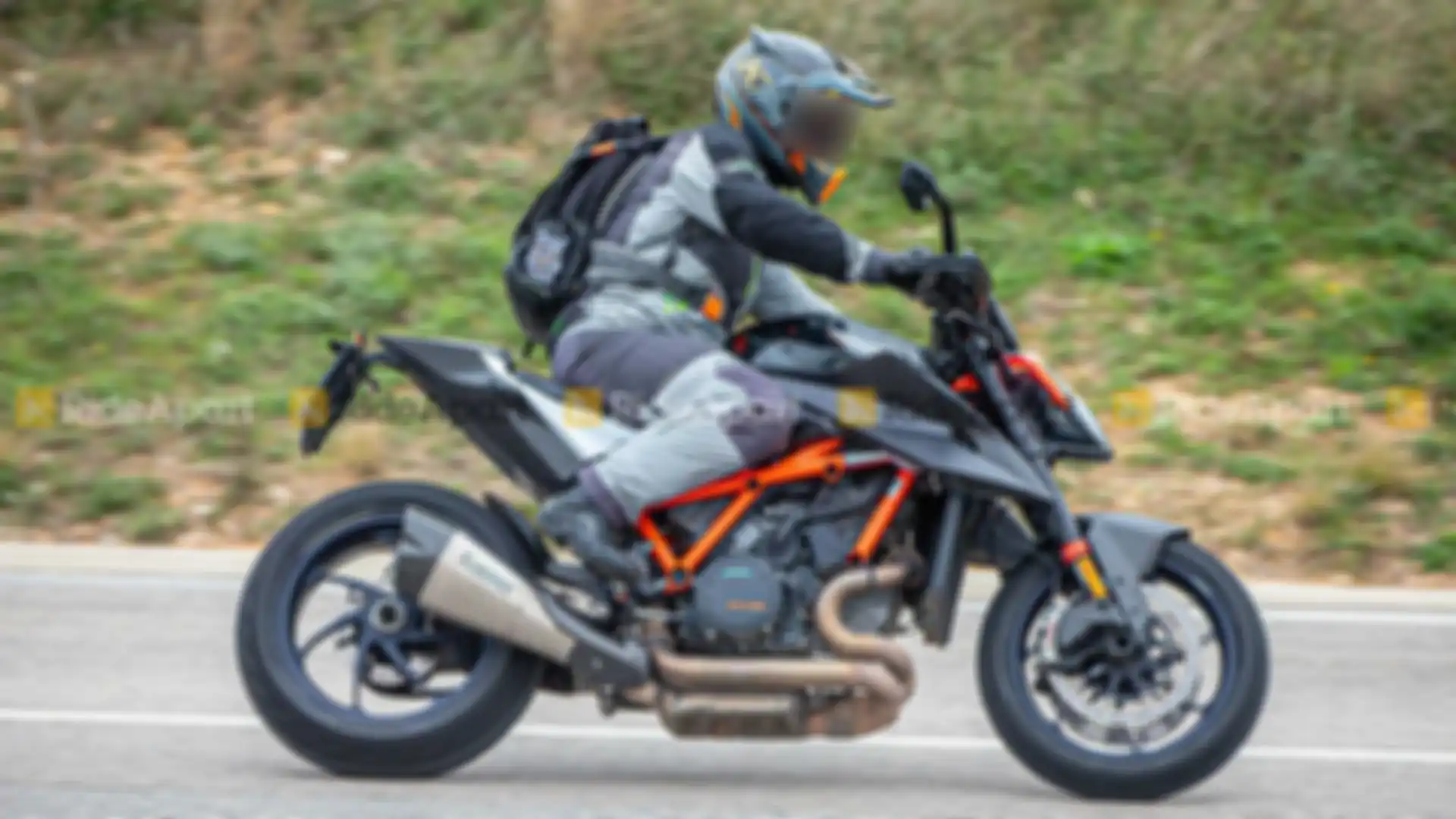 Spy shot motor baru KTM 1290 Super Duke RR, bodi full serat karbon!