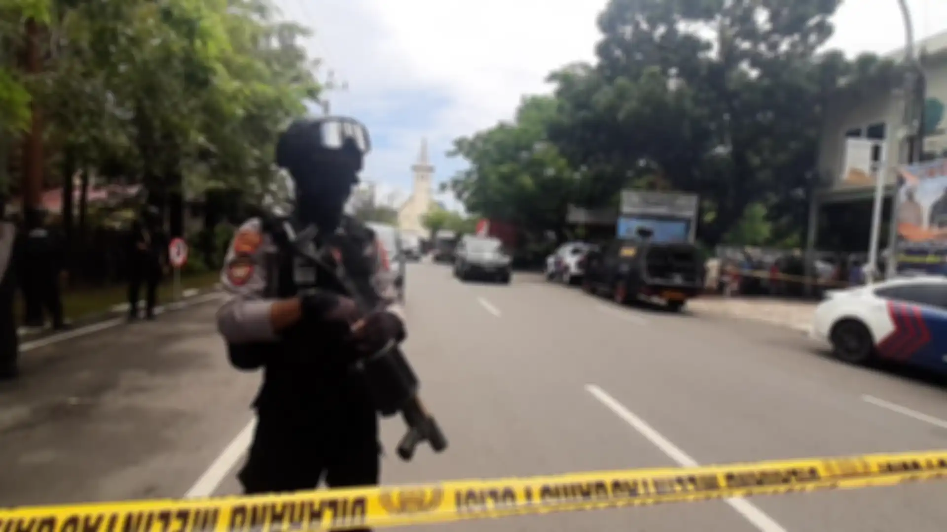 Polisi berjaga di sekitar ledakan bom bunuh diri di Makassar
