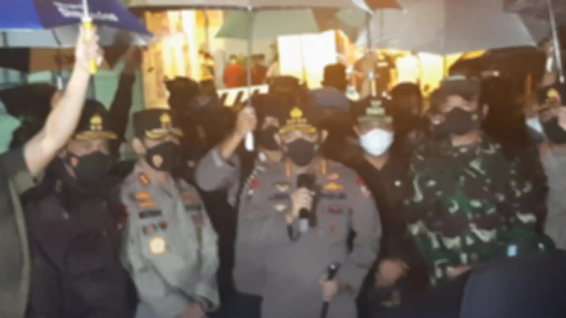 Kapolri Listyo Sigit Prabowo memberi keterangan usai tinjau bom gereja katedral Makassar