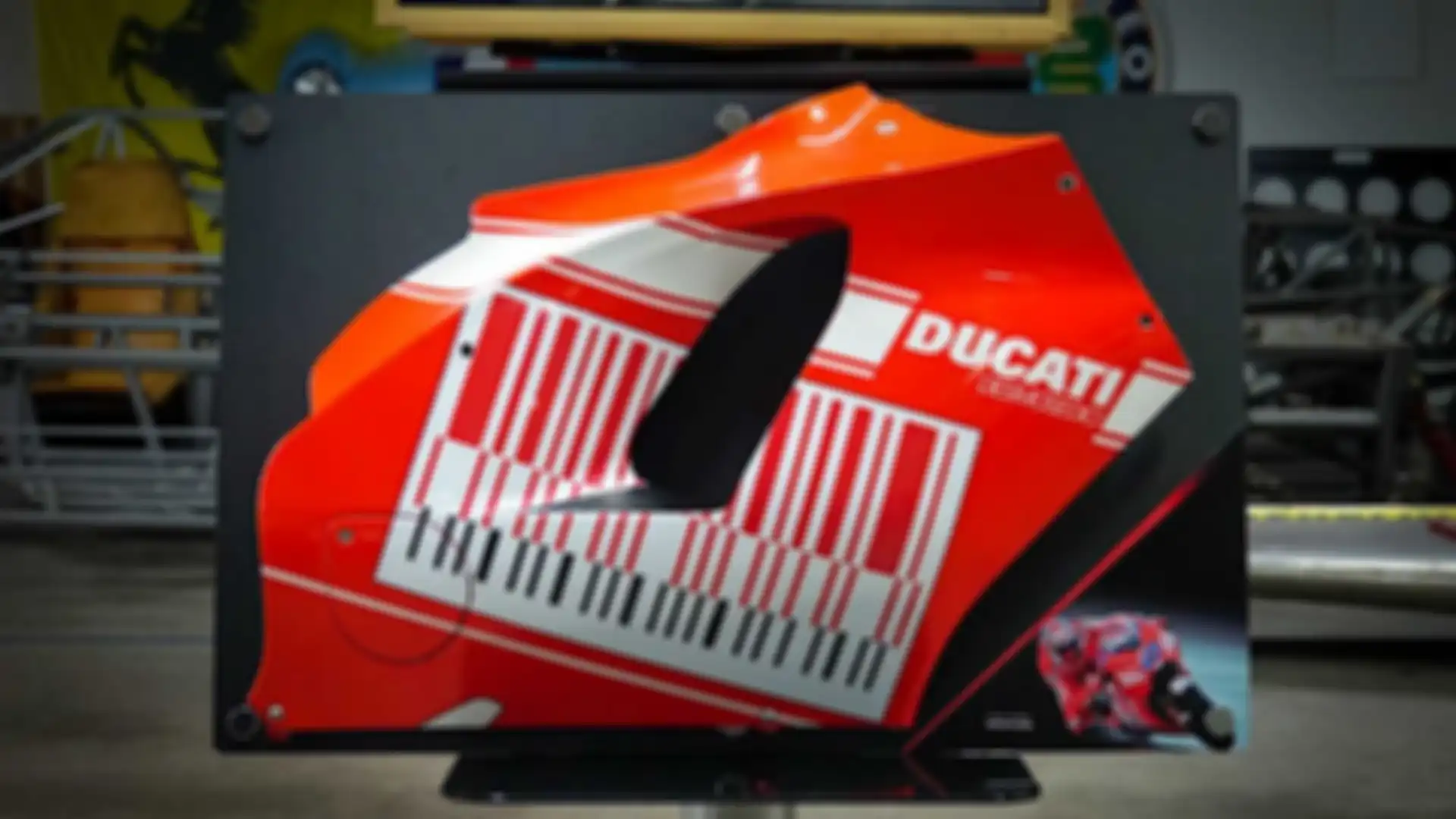 Pajangan fairing dari motor Ducati Desmosedici GP Casey Stoner 2009