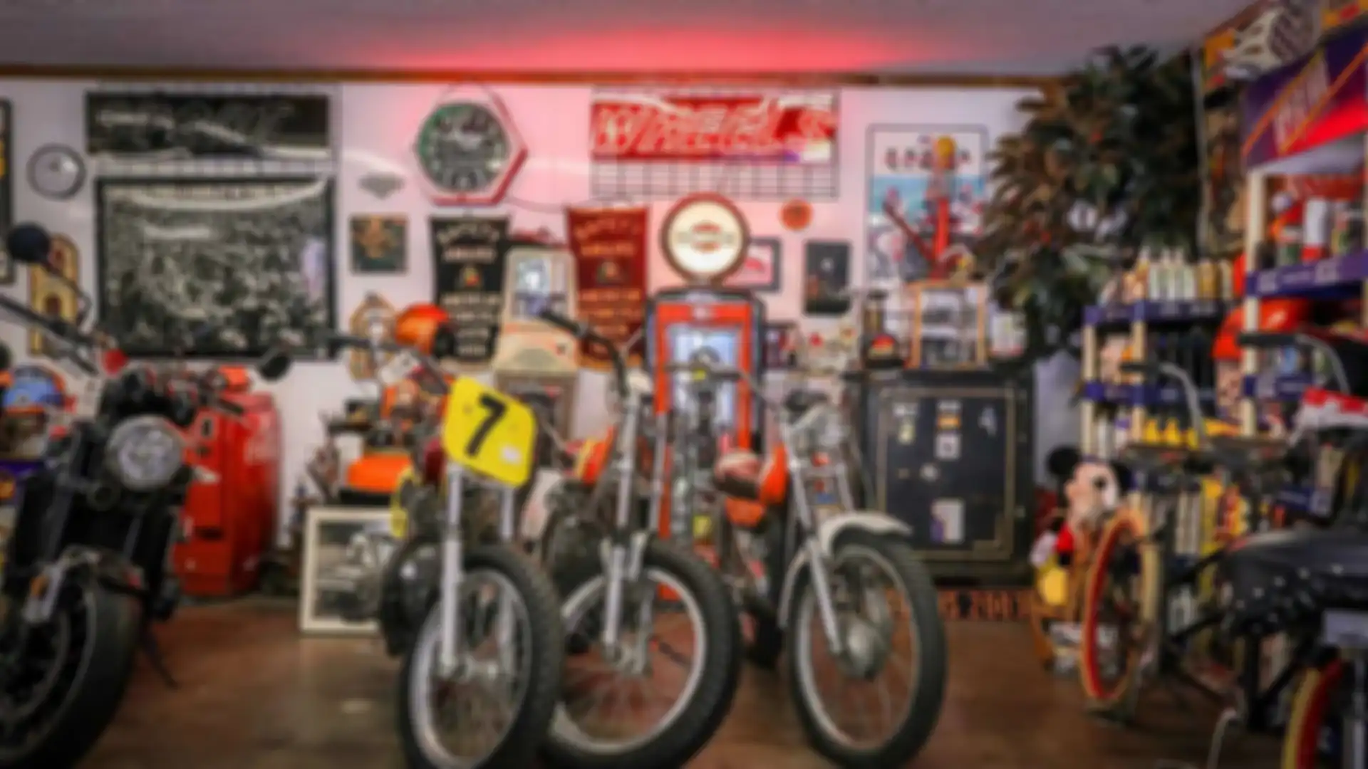 Beberapa contoh motor klasik koleksi Denny Kannenberg.