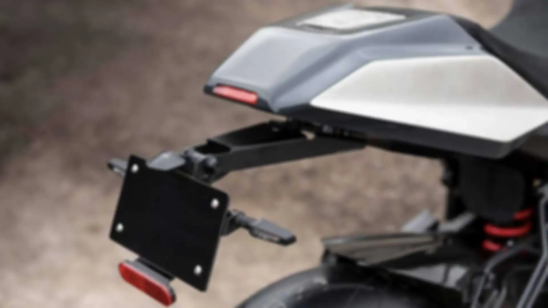 Bagian buritan terdapat hornet custom baru.