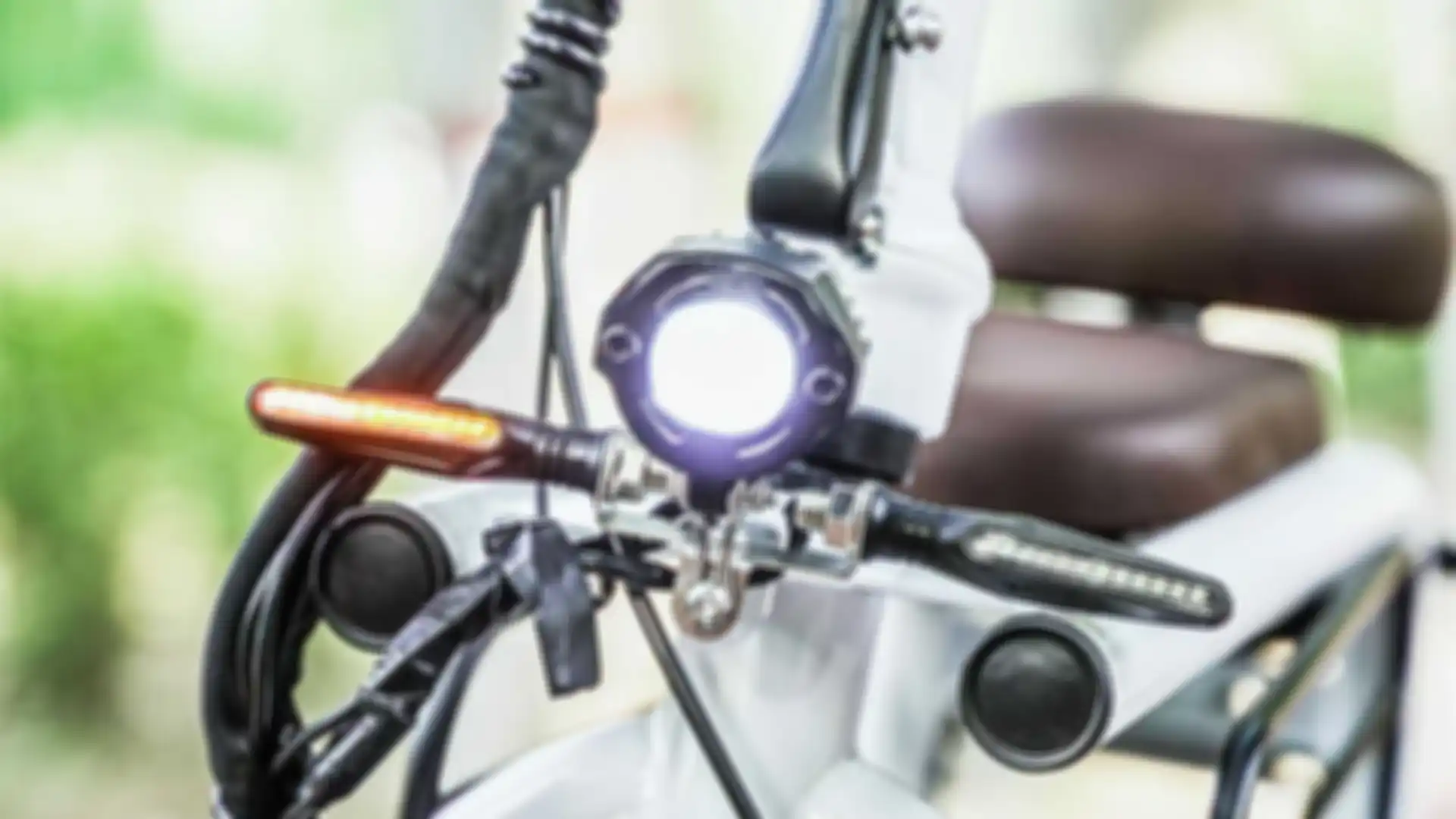 Lampu depan LED dan lampu sein di Mopet.