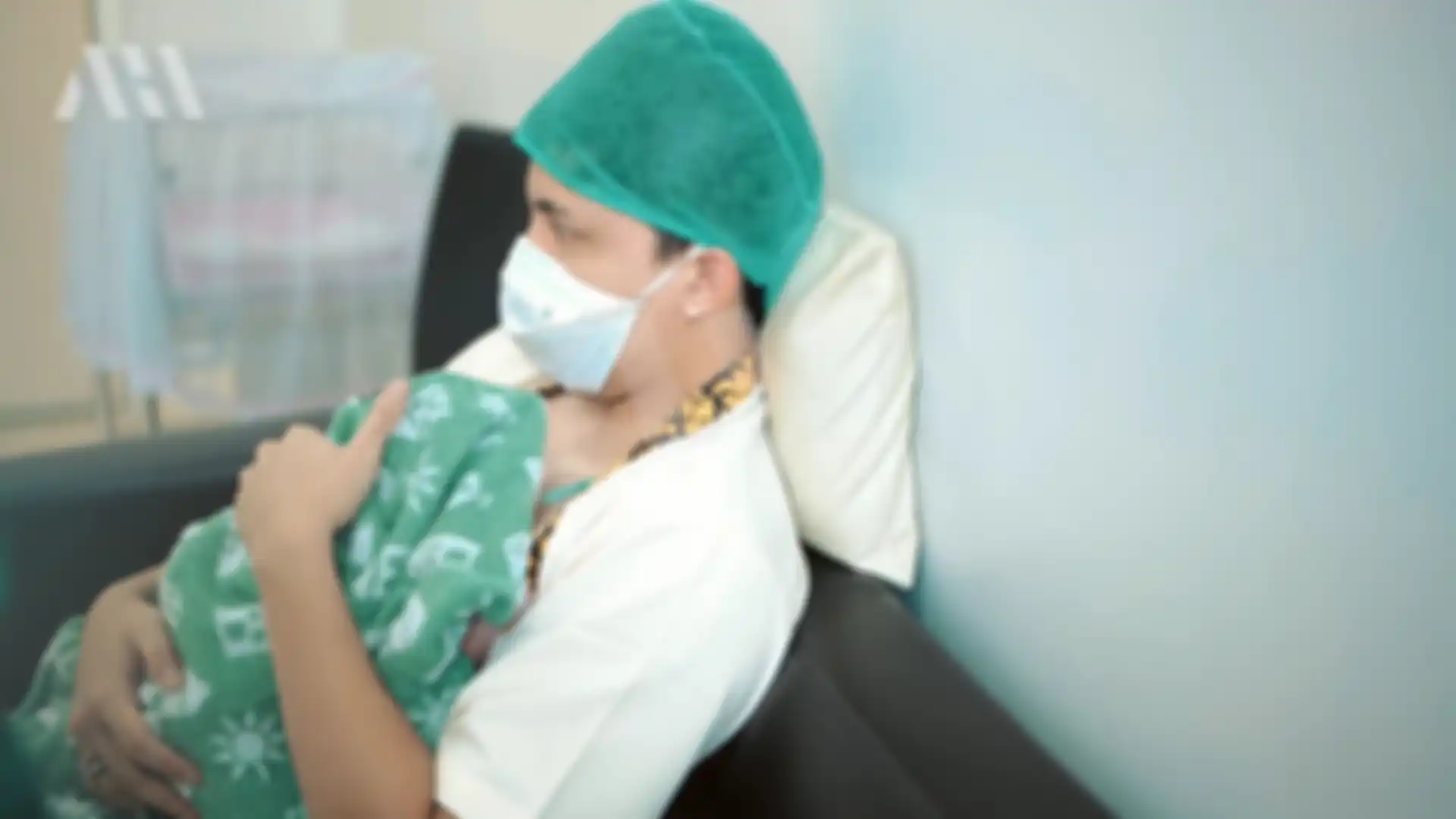 Momen Atta Halilintar melakukan skin-to-skin dengan Baby A.