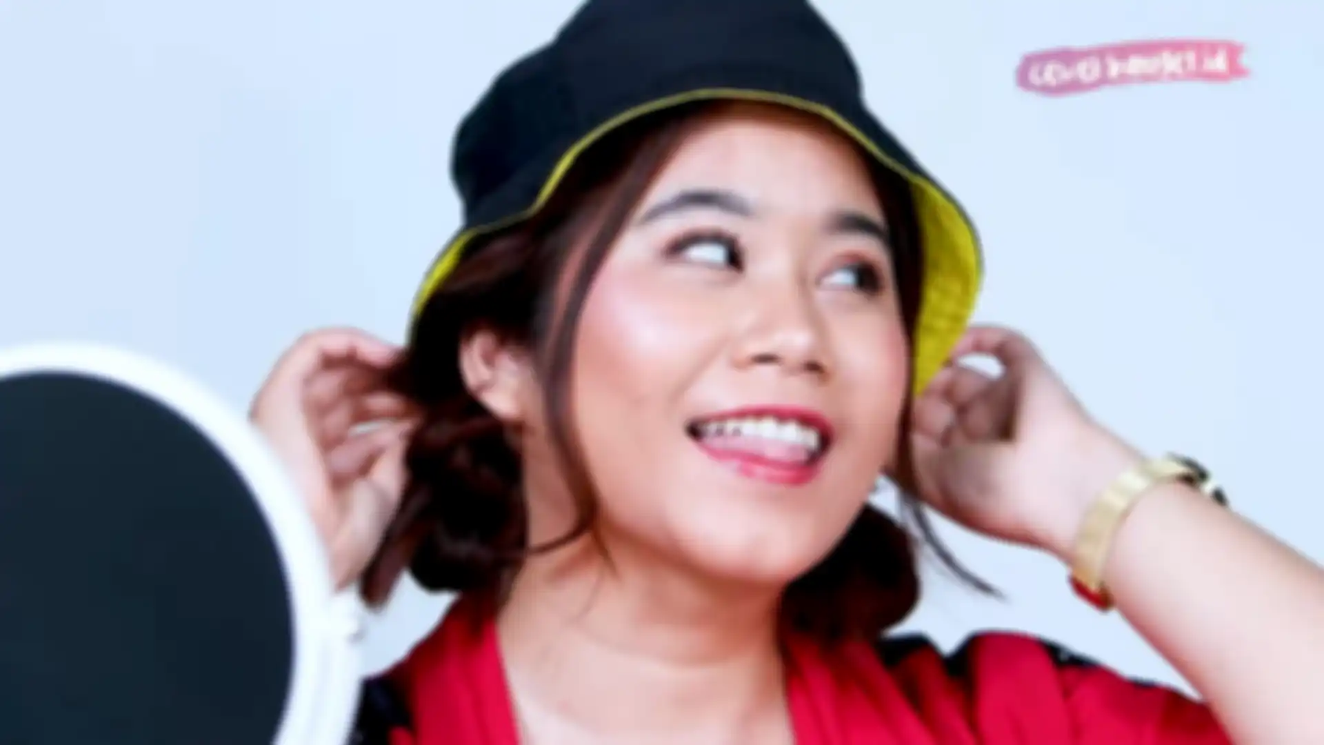 Model rambut double knot untuk pakai bucket hat