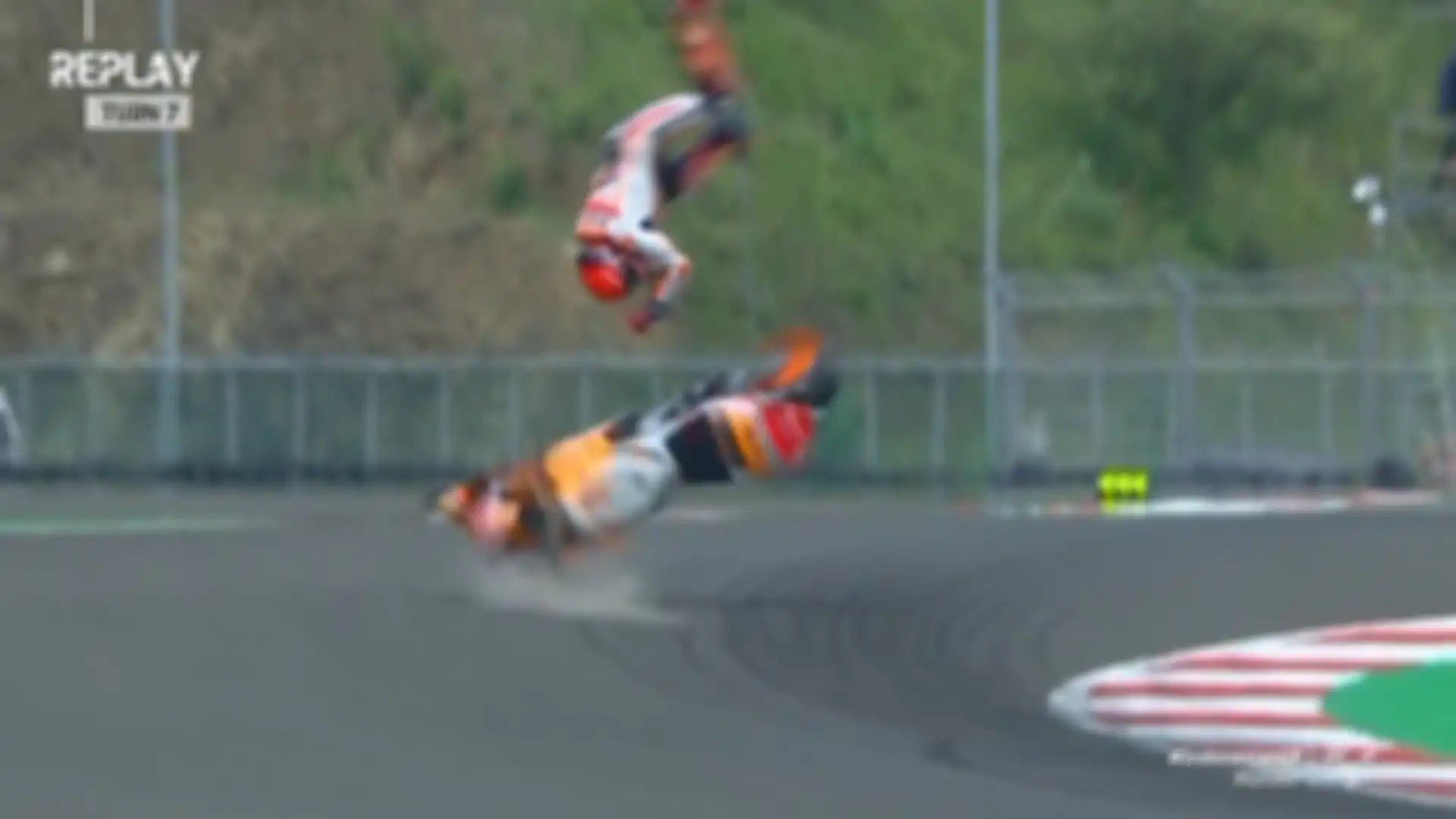 Marc Marquez alami highside crash di tikungan 7 SIrkuit Mandalika saat menjalani sesi Warm Up MotoGP Mandalika 2022, Minggu (20/3/2022).