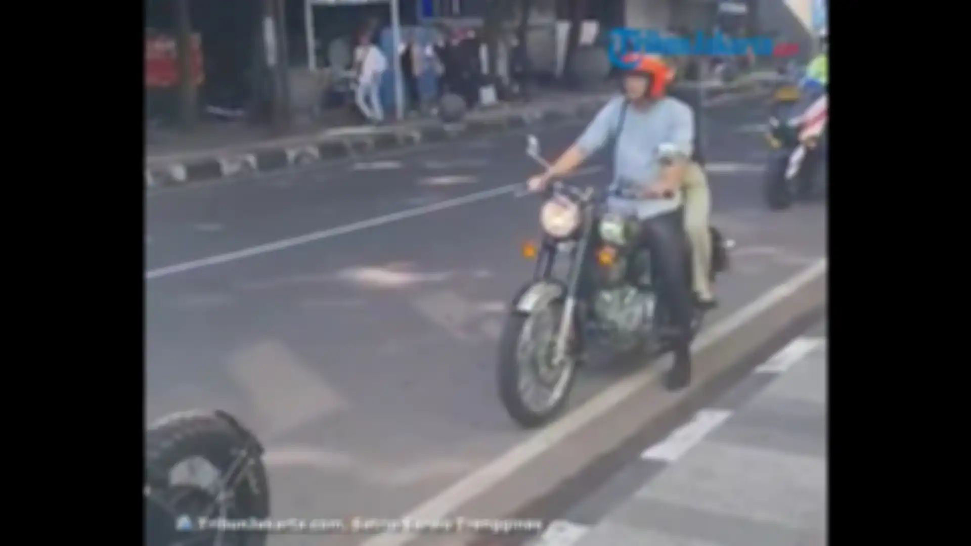 Anak Ridwan Kamil, Emmiril Khan Mumtadz naik motor Royal Enfield.