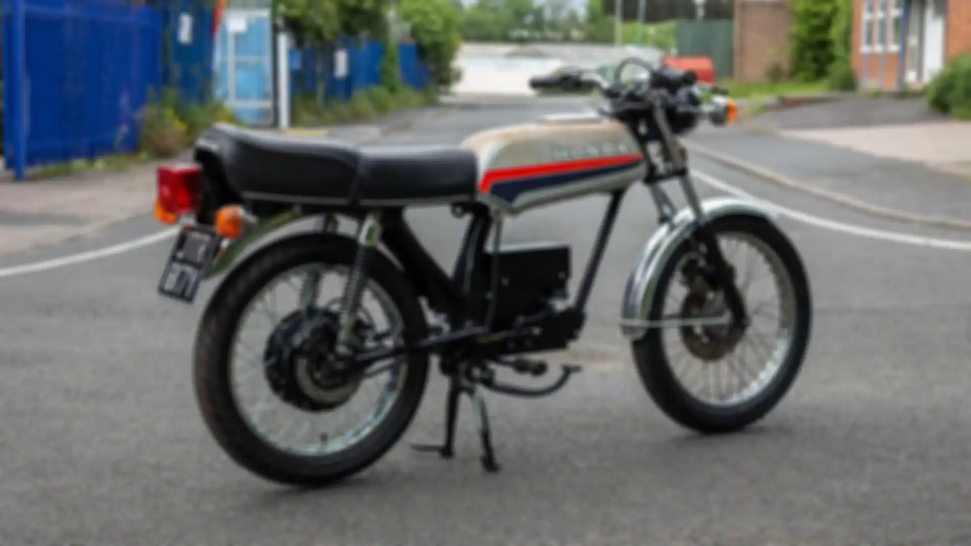 Pakai basis Honda CB100, motor listrik buatan Adam Waldron ini bisa tembus sekitar 80 Km.