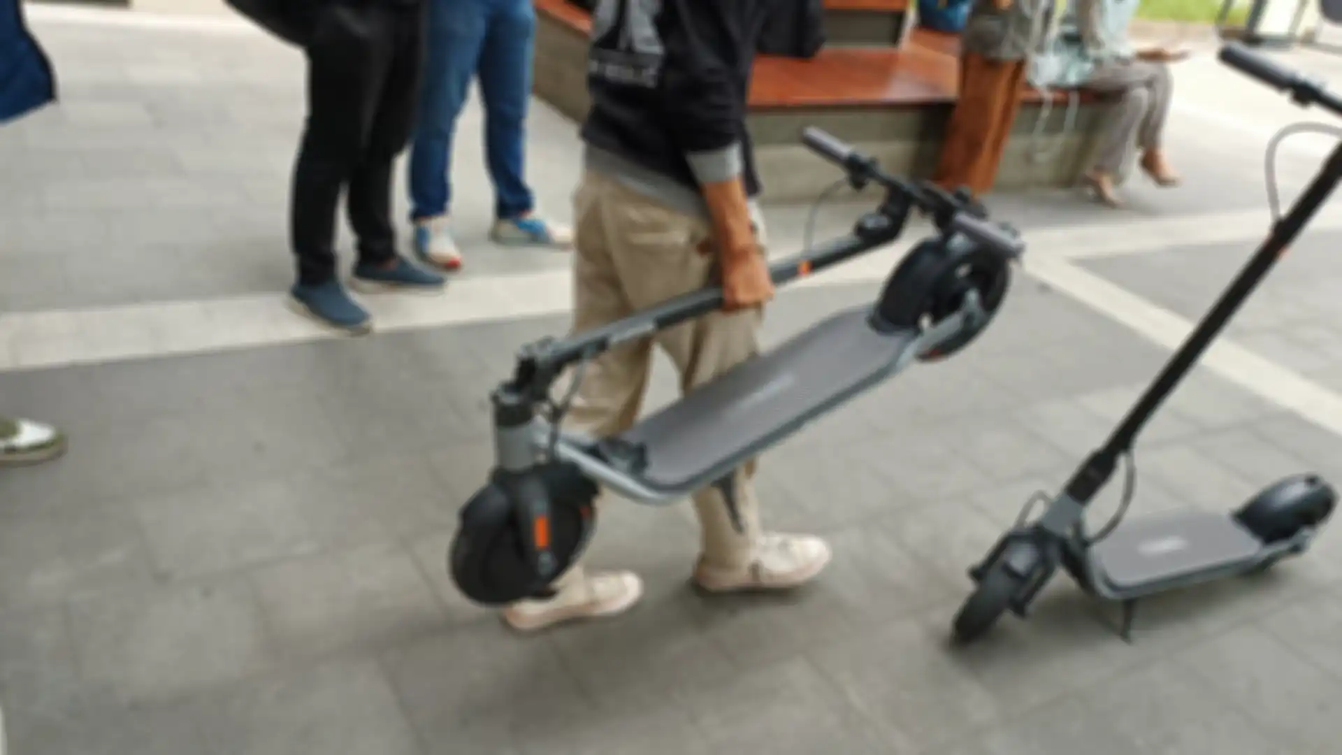 Segway-Ninebot KickScooter D18 yang dilipat.