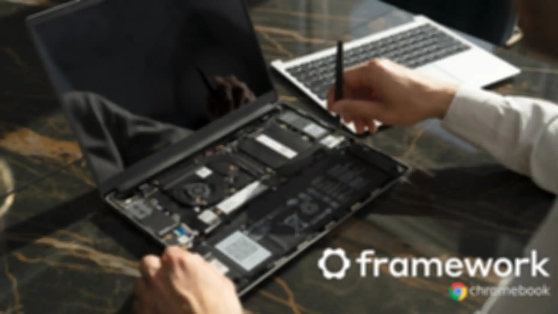 Tampilan bagian dalam dari Framework edisi Chromebook