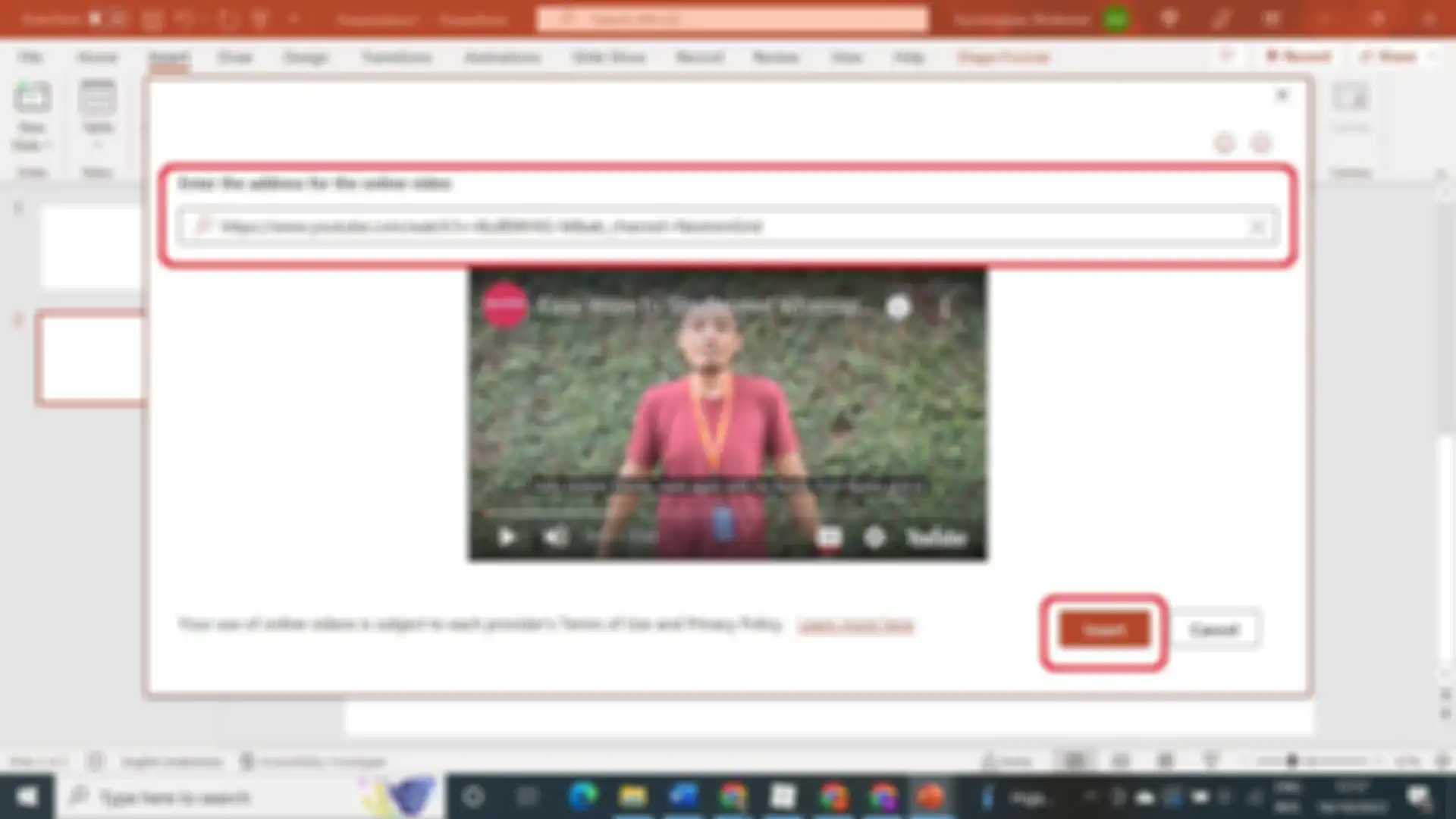 Tempel URL yang sudah disalin, begitu menyalin kamu juga bisa melihat preview video yang akan muncul di slide. Terakhir klik “insert”