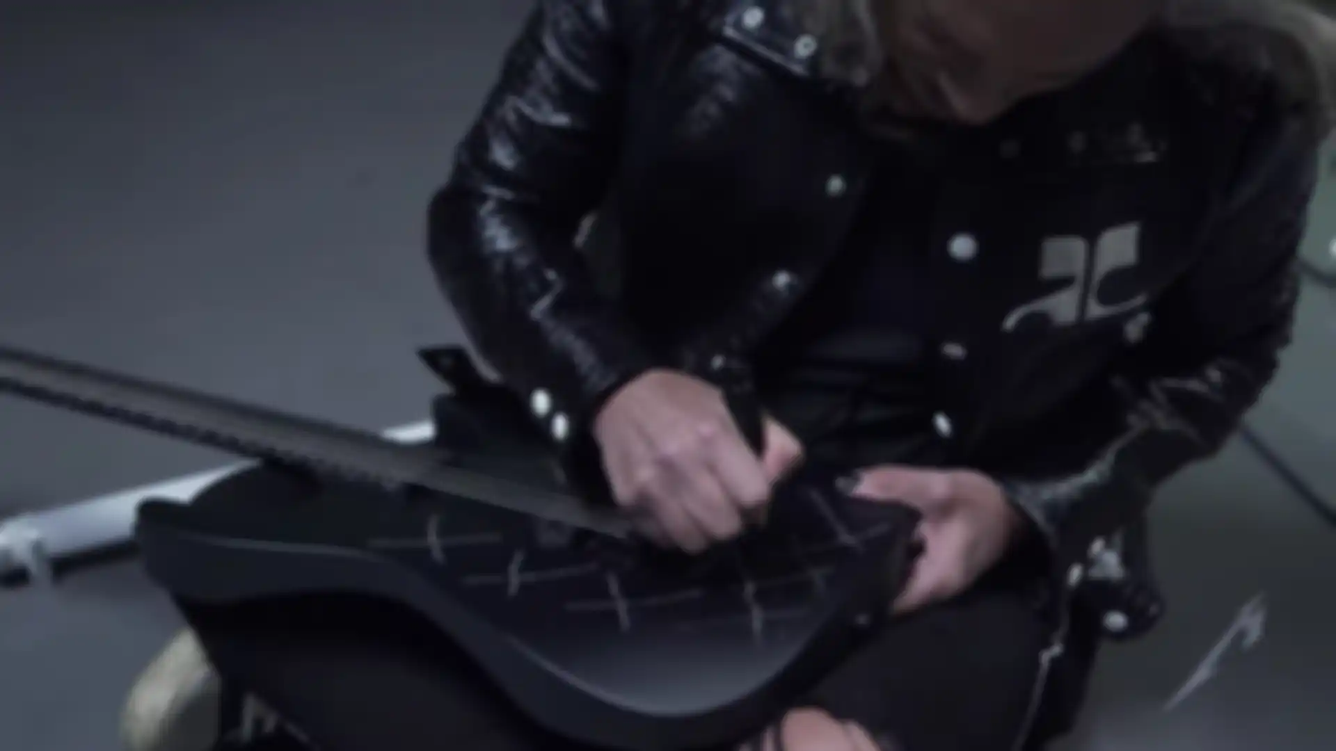 Kirk Hammett mencoretkan ‘X” pada gitarnya di video behind the scene syuting MV Lux Æterna