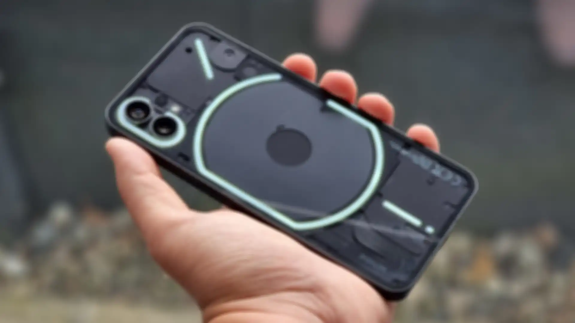 Nothing Phone (1) sebagai predesesor Nothing Phone (2) yang akan ditenagai Snapdragon 8 series.