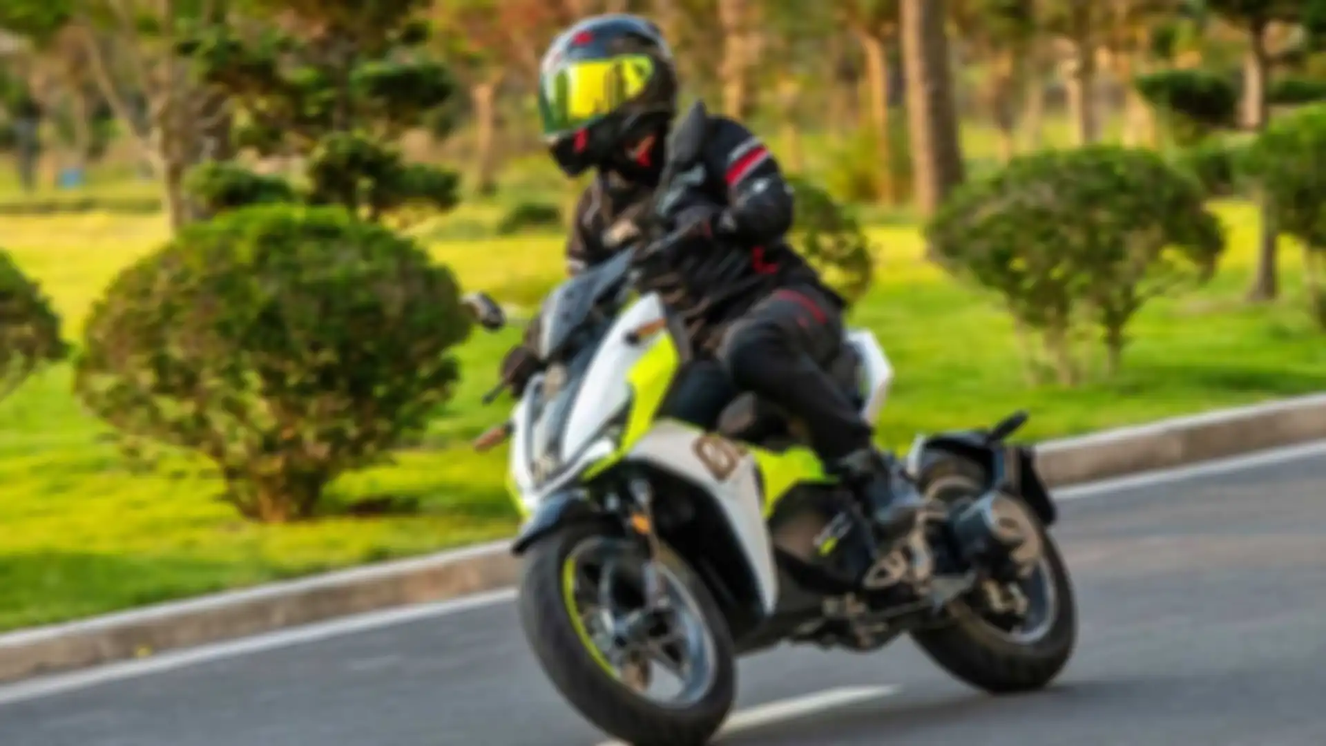 Sekali ngecas, motor listrik Felo FW-06 bisa dipakai hingga 140 km.