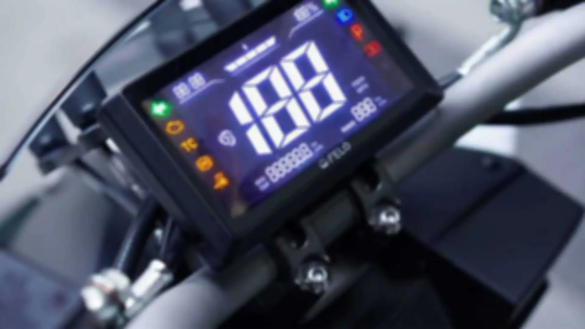 Panel instrumen full digital motor listrik Felo FW-06 dengan beberapa informasi.