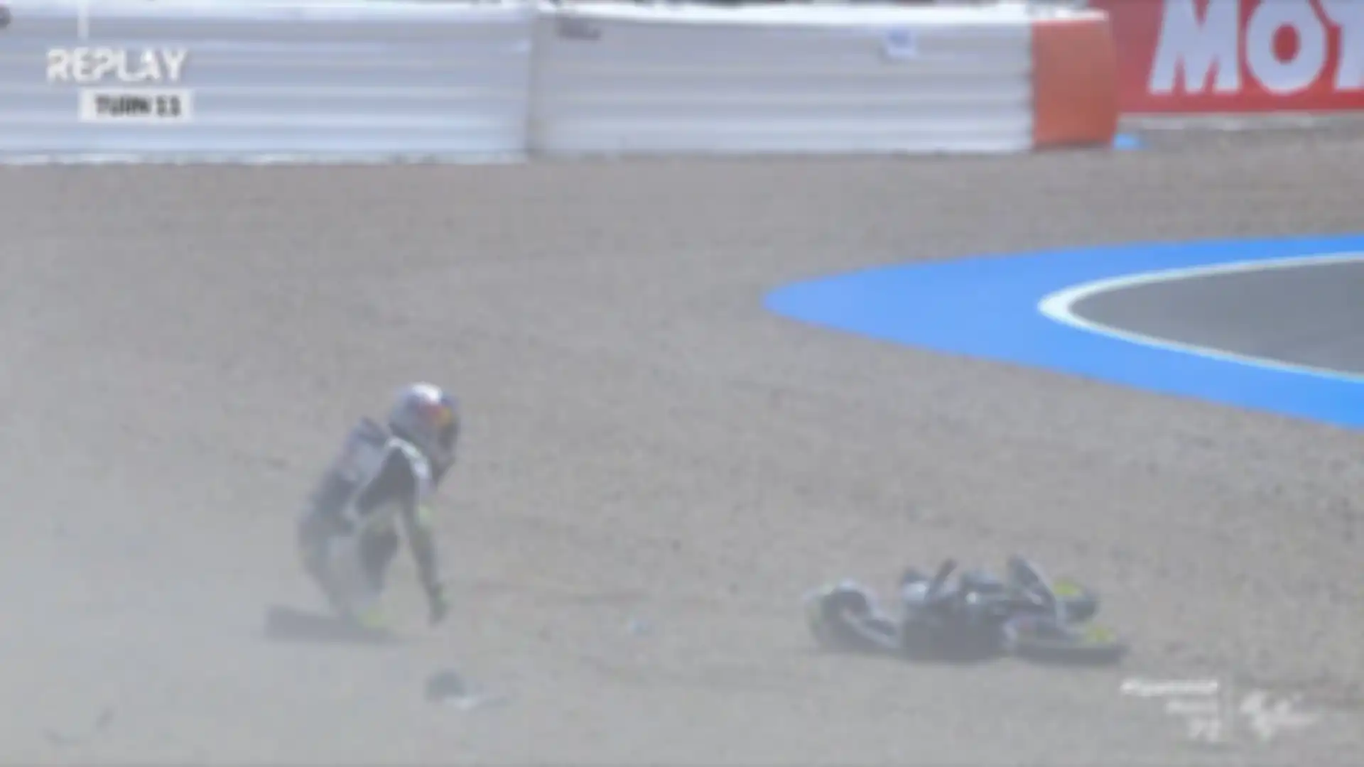 Di tikungan yang sama, Ayumu Sasaki lowside saat FP2 Moto3 Spanyol 2023 berlangsung.