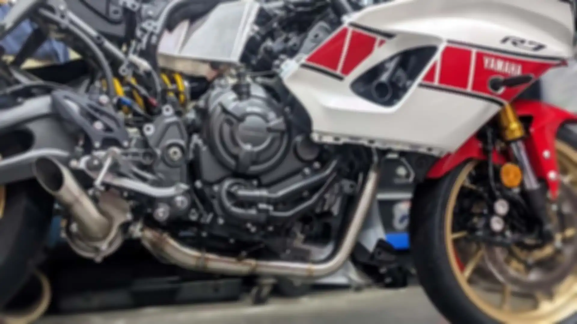 Posisi turbo saat sudah terpasang di Yamaha R7.