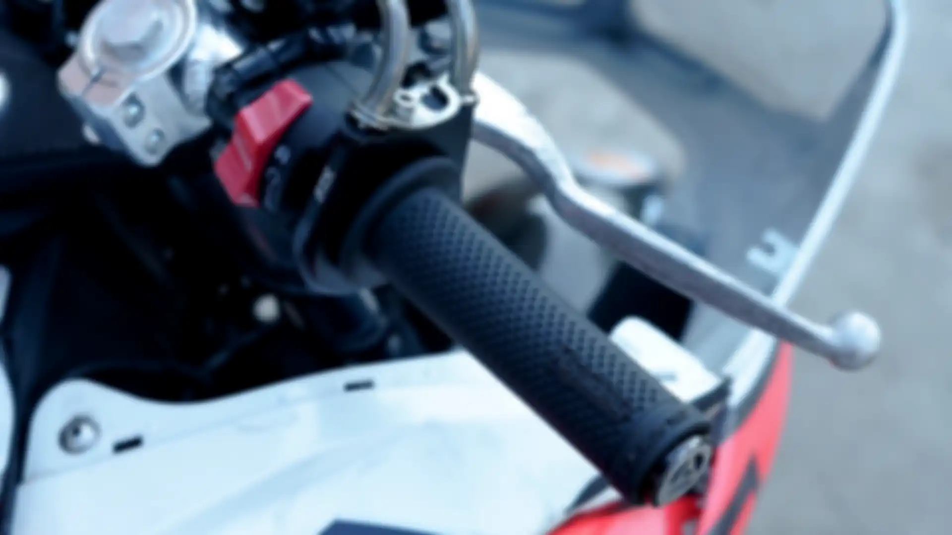 Handgrip Hayaidesu Racing Edition untuk modifikasi motor balap.