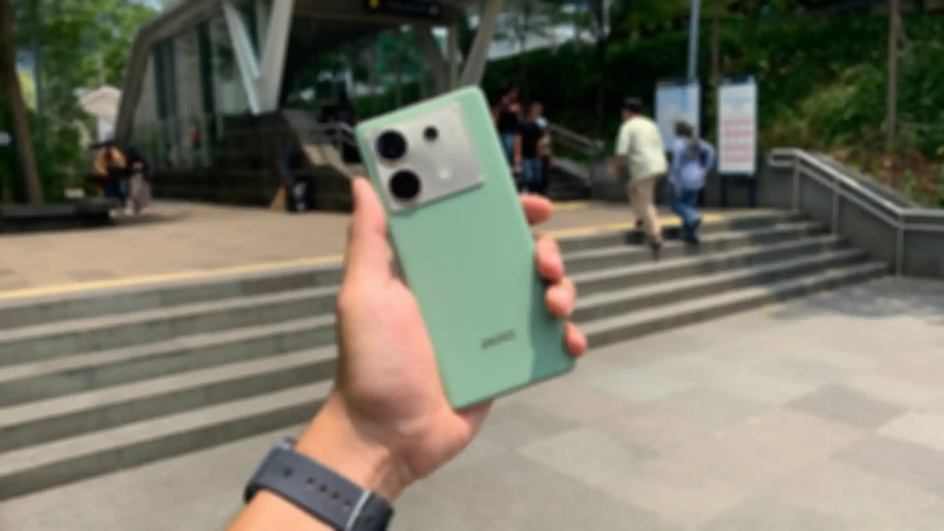 di kelasnya, Infinix Zero 30 5G memiliki desain yang paling terasa mewah baik depan dan belakang