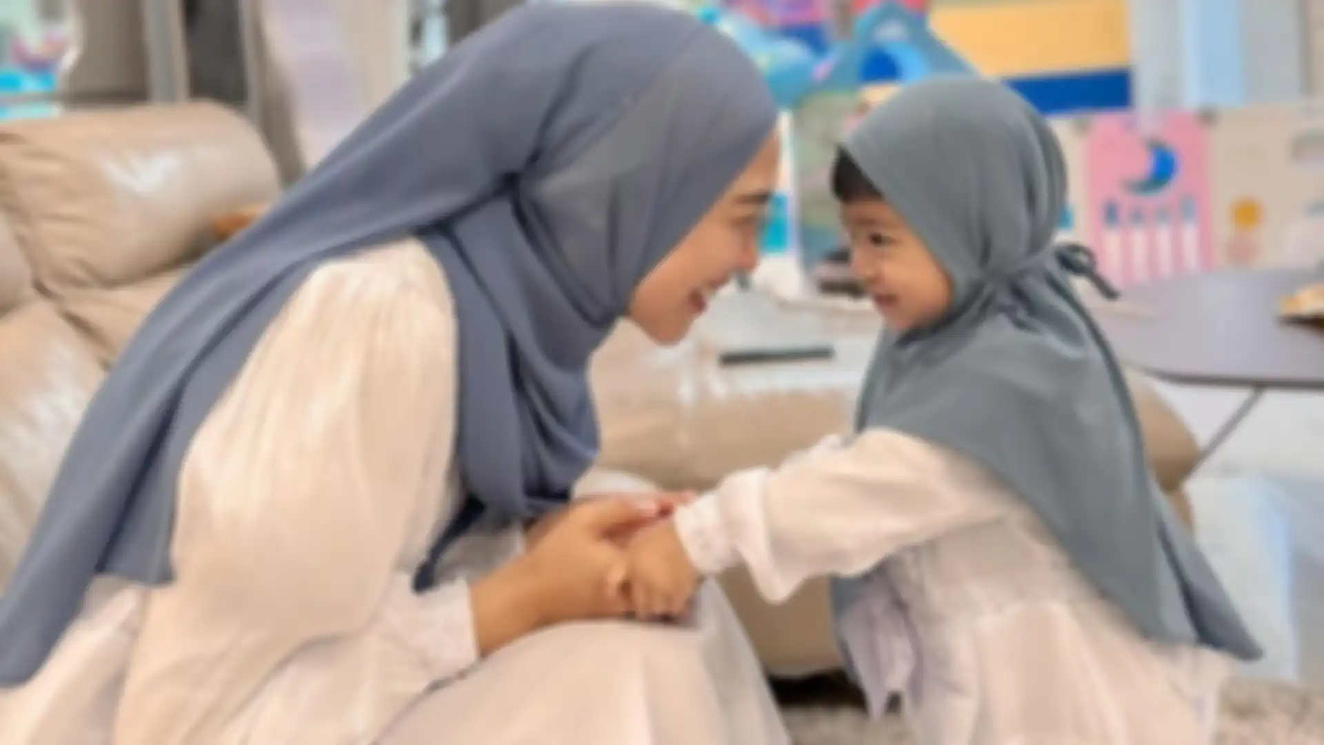 Ria Ricis dan putri semata wayangnya, Moana, juga merayakan Idul Fitri. Keduanya kompak mengenakan gamis putih dan jilbab biru keabuan.