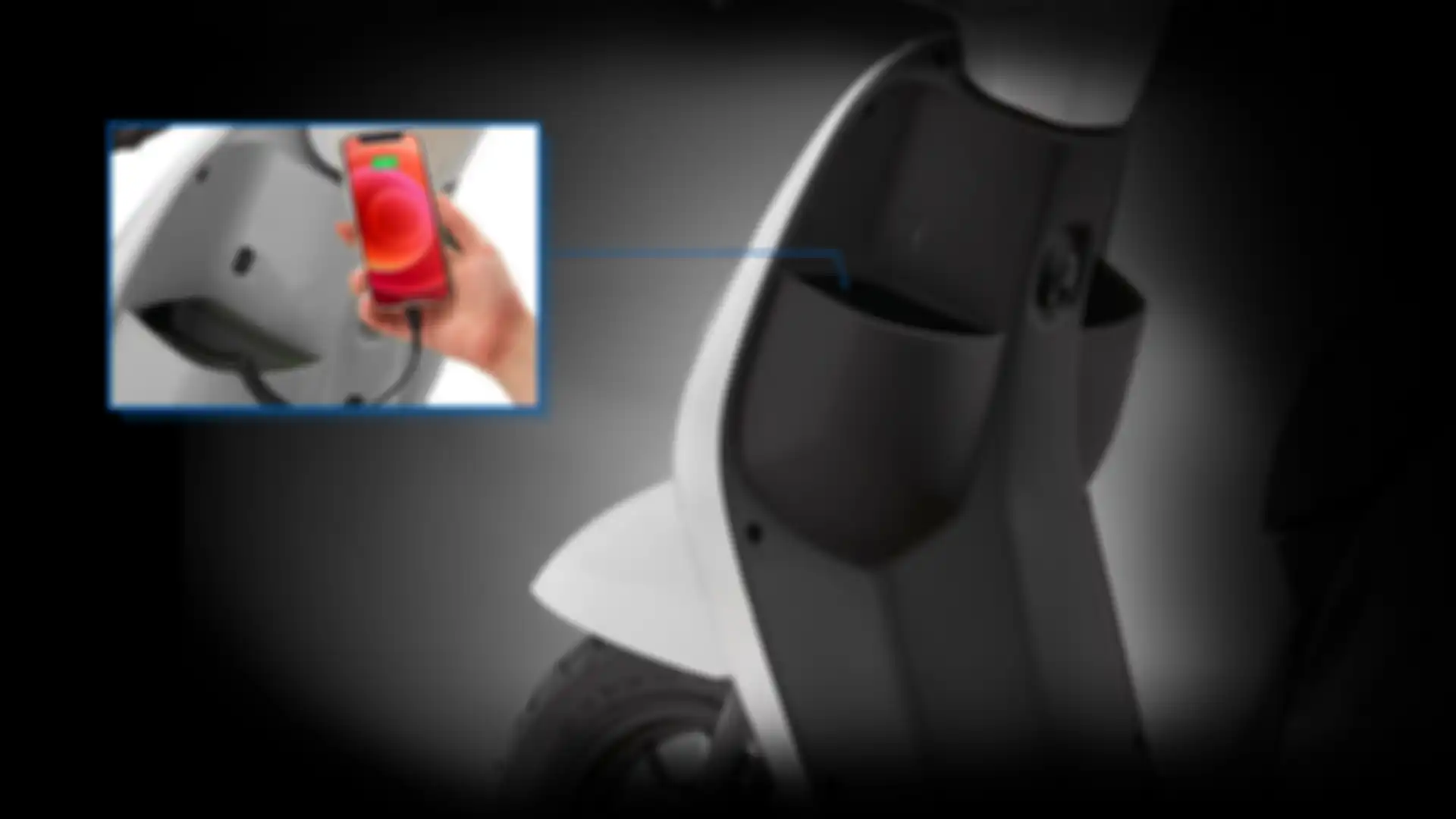 Ada USB charging port untuk pengisian daya baterai.