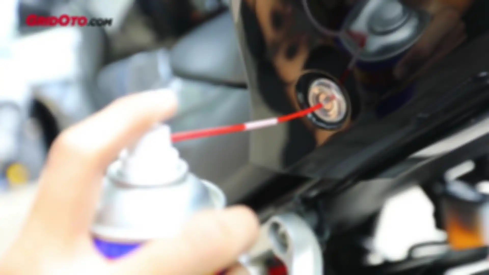 Lubang kunci jok motor juga dikasih penetran biar enggak macet.