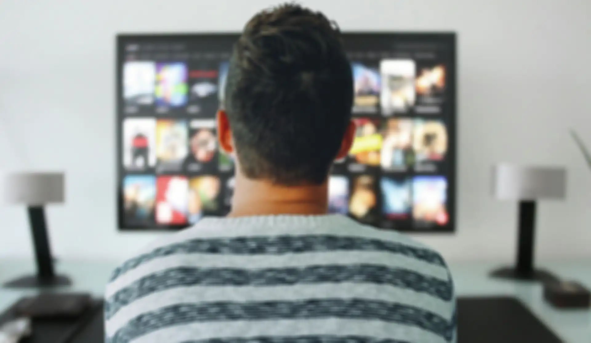 Ilustrasi menonton tayangan Netflix