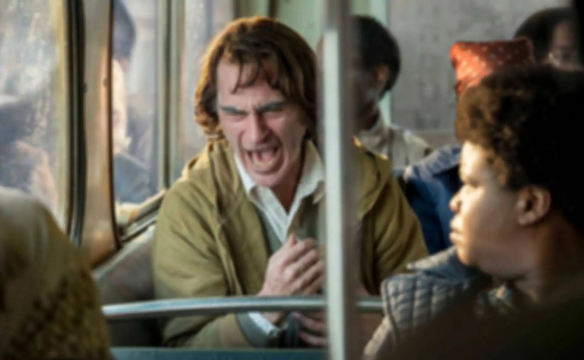 Arthur Fleck aka Joker ketika kondisi PBA dalam dirinya muncul.