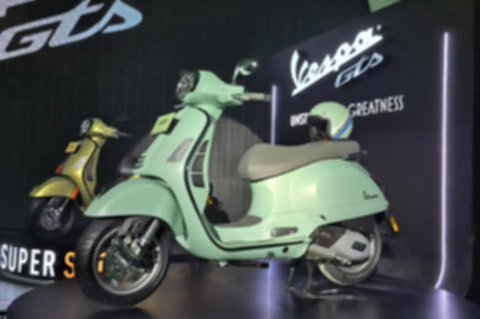 Vespa GTS 150 hadir dalam varian Classic dan Super Sport. 