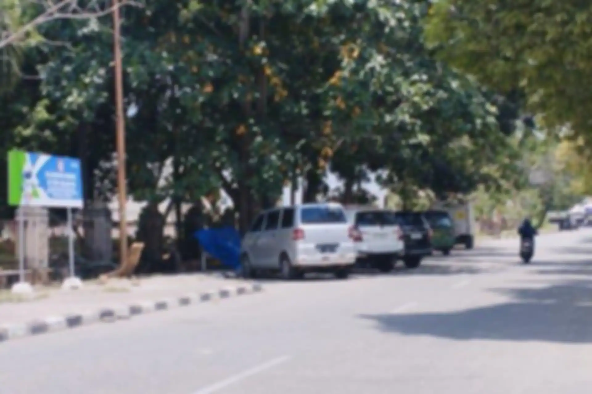 Parkir liar di Jalan KH Fakhruddin (eks Jalan Anggi), persis di samping Masjid Islamic Centre Samarinda, Kalimantan Timur. 