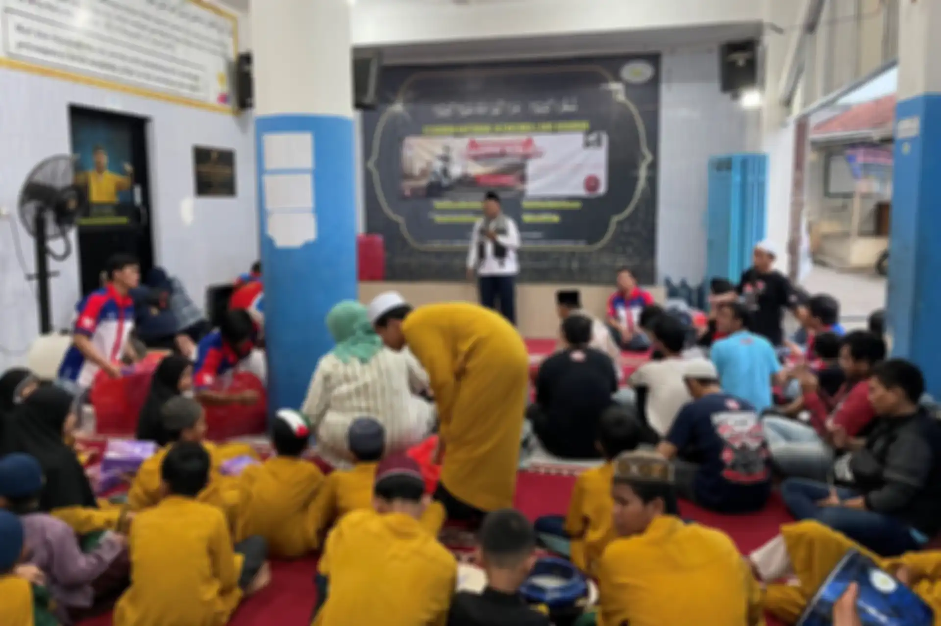 Member AHJ bersama anak-anak yatim-piatu mendengar tausyiah di Yayasan Daarul Berkah Rahman di kawasan Jagakarsa, Jakarta Selatan.