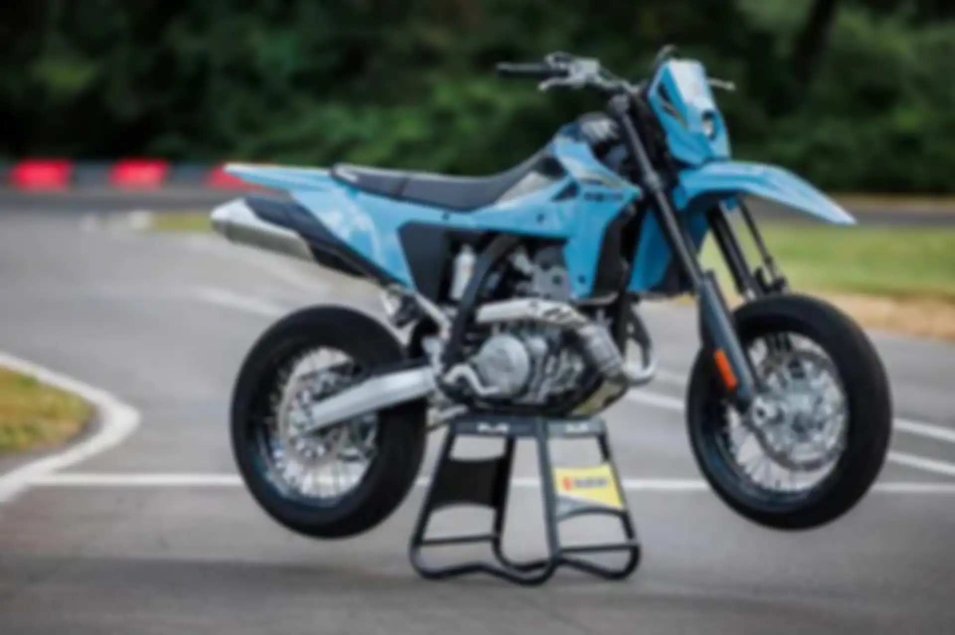 Suzuki DR-Z4SM 2025.