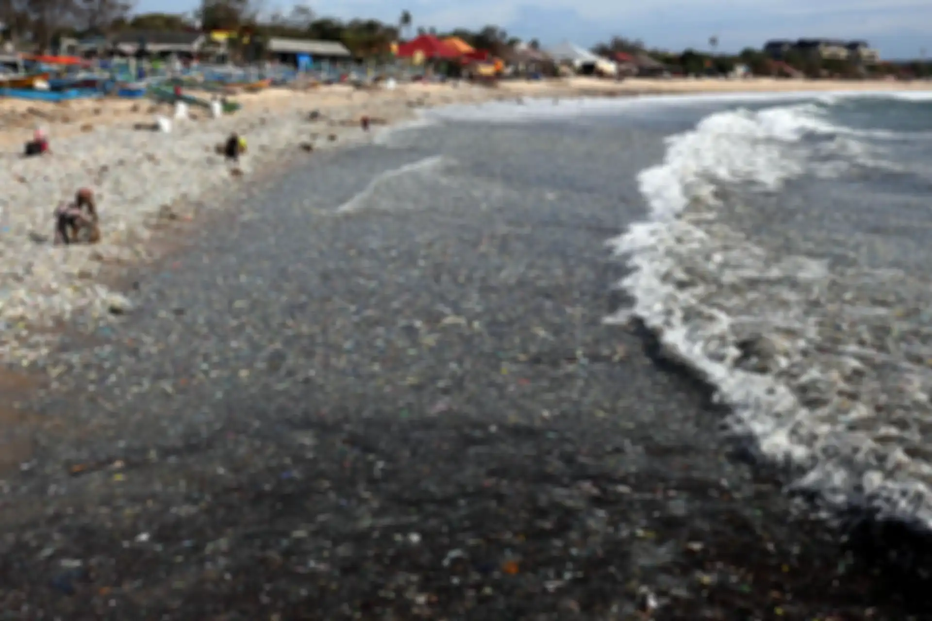 Sejumlah pemulung memungut sampah plastik di Pantai Kedonganan, Badung, Sabtu (26/1/2019). Pantai Kedonganan dipenuhi sampah kiriman yang mayoritas didominasi sampah plastik yang terdampar ke perairan tersebut akibat gelombang tinggi di wilayah perairan Bali selatan. Tribun Bali/Rizal Fanany