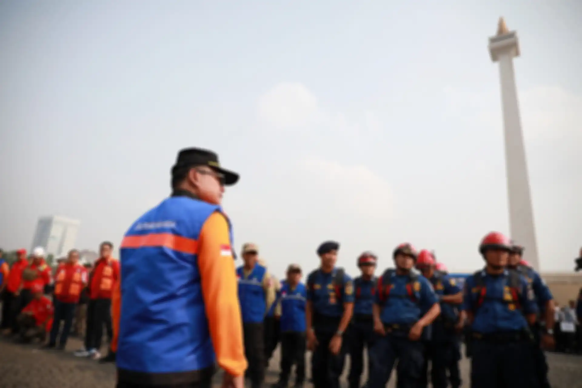 Gubernur DKI Jakarta Anies Baswedan, melepas petugas gabungan menjadi satgas penanganan kebakaran hutan dan lahan (kahutla) di Lapangan Monas, Jakarta Pusat, Selasa (17/9/2019). Pemprov DKI Jakarta melepas sebanyak 65 petugas Karhutla ke Riau untuk membantu penanganan kebakaran hutan dan lahan. Wart