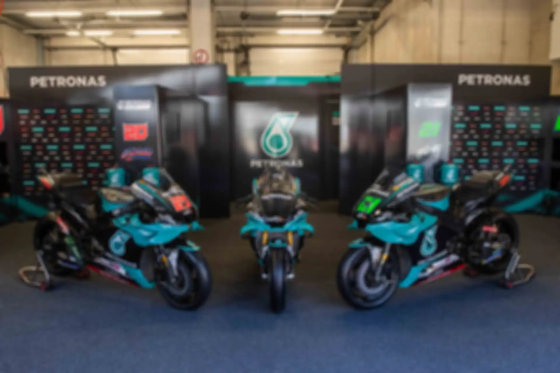 Yamaha R1 replika motor MotoGP tim satelit Petronas Yamaha SRT dalam rangka ulang tahun Petronas.