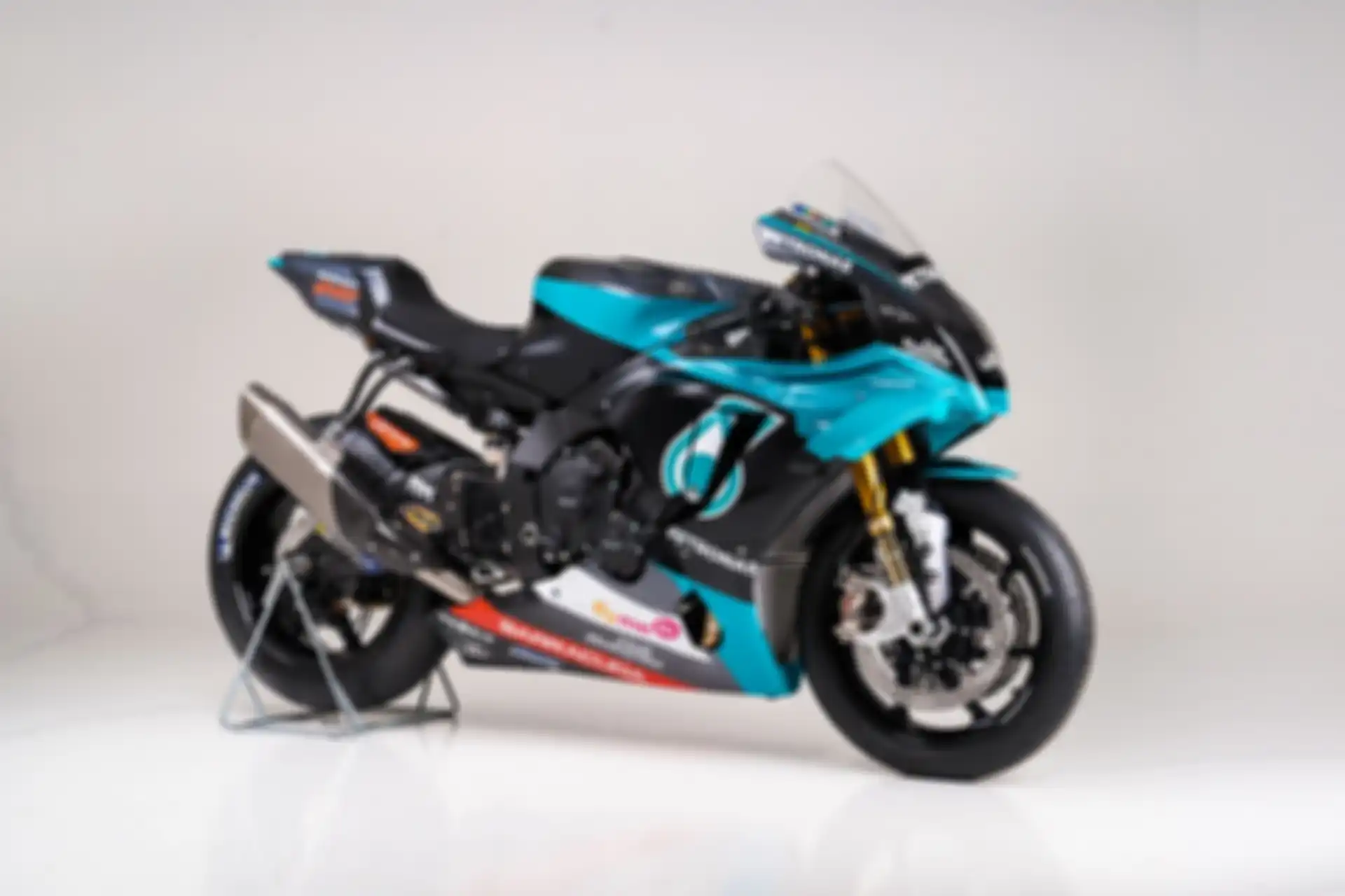 Karena ini replika motor MotoGP, berbagai modifikasi dilakukan biar spesifikasi Yamaha R1 mendekati motor MotoGP Yamaha M1.