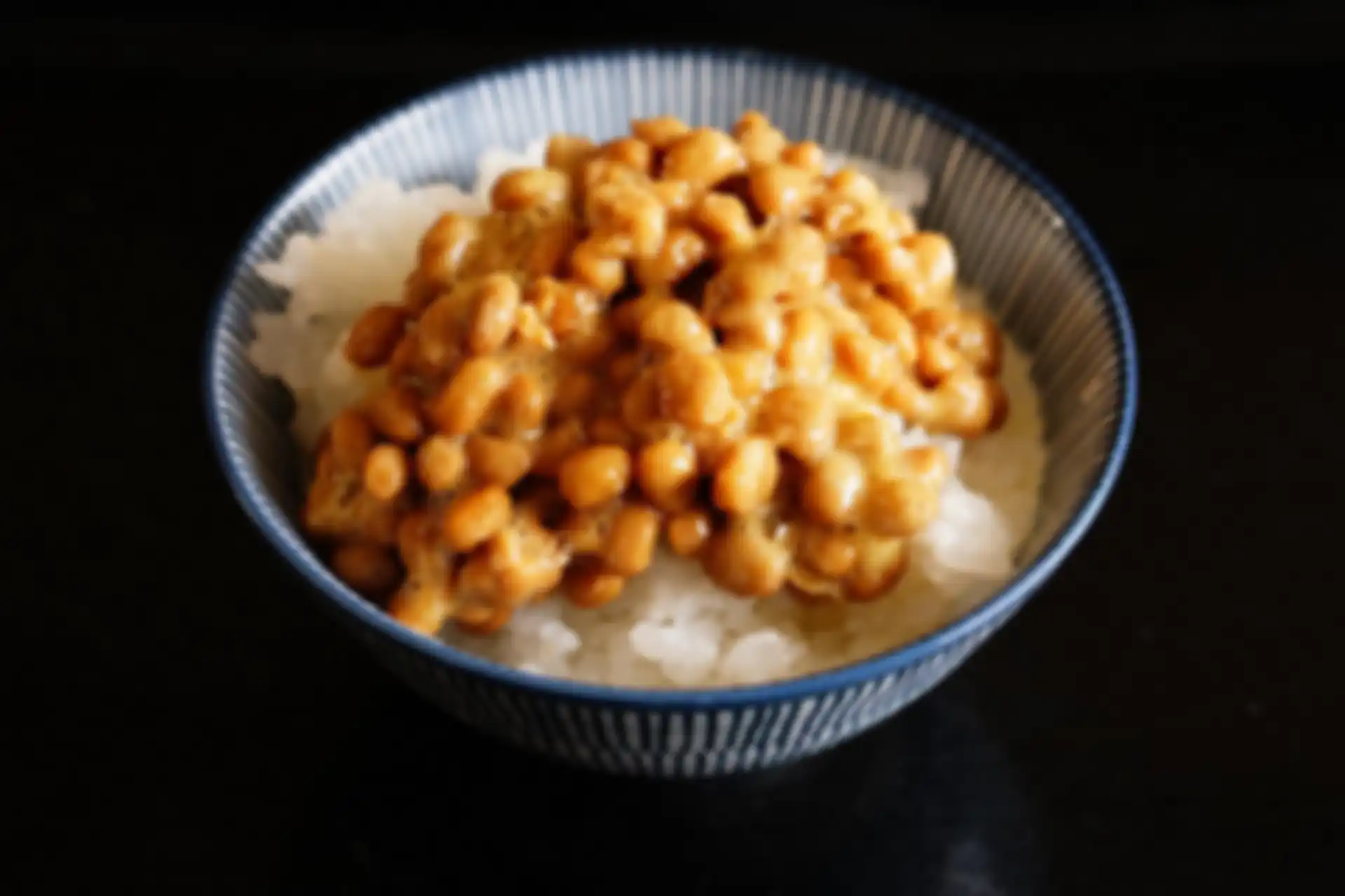 Ilustrasi natto disajikan dengan nasi.