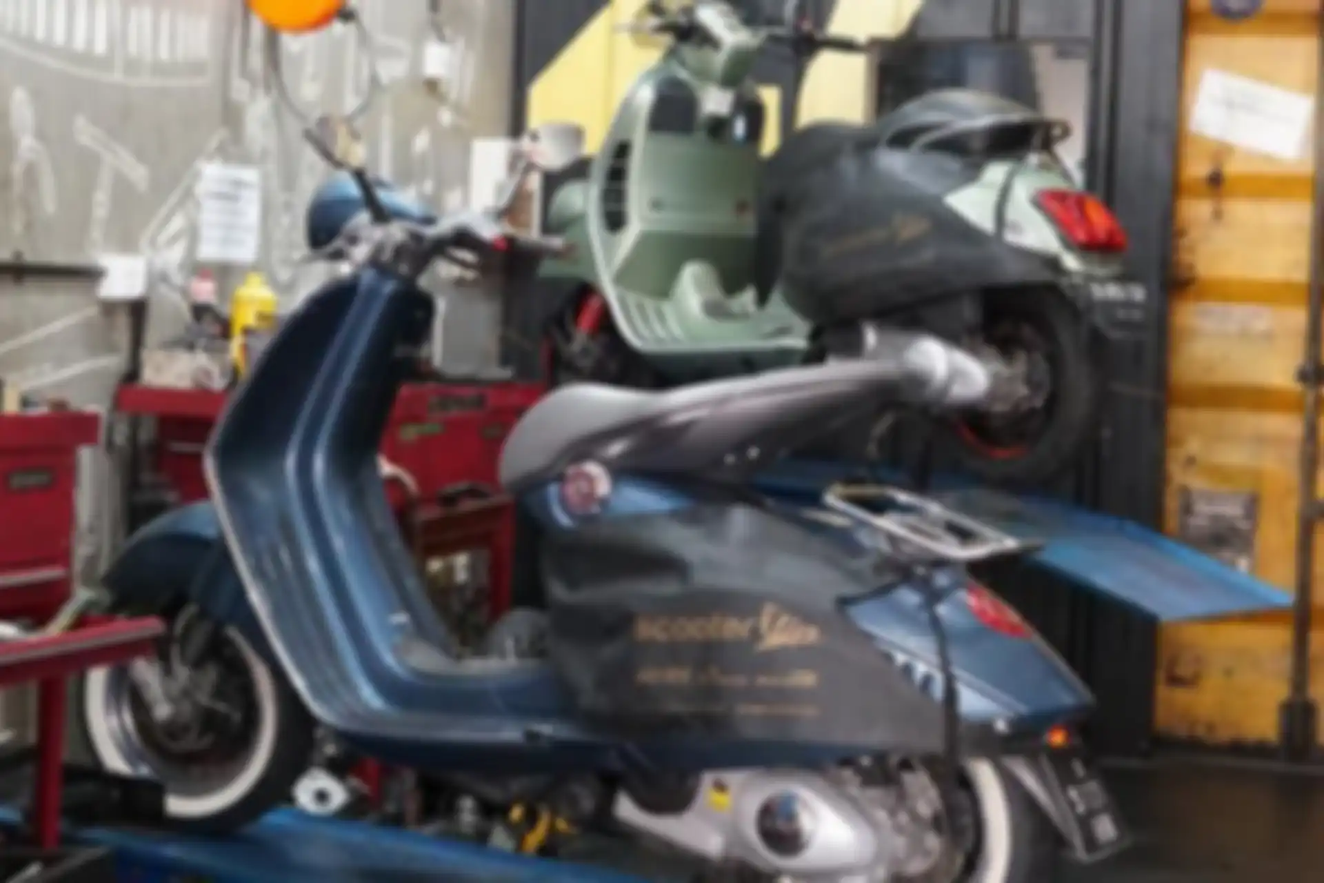 Vespa matic sedang servis di Scooter VIP. 