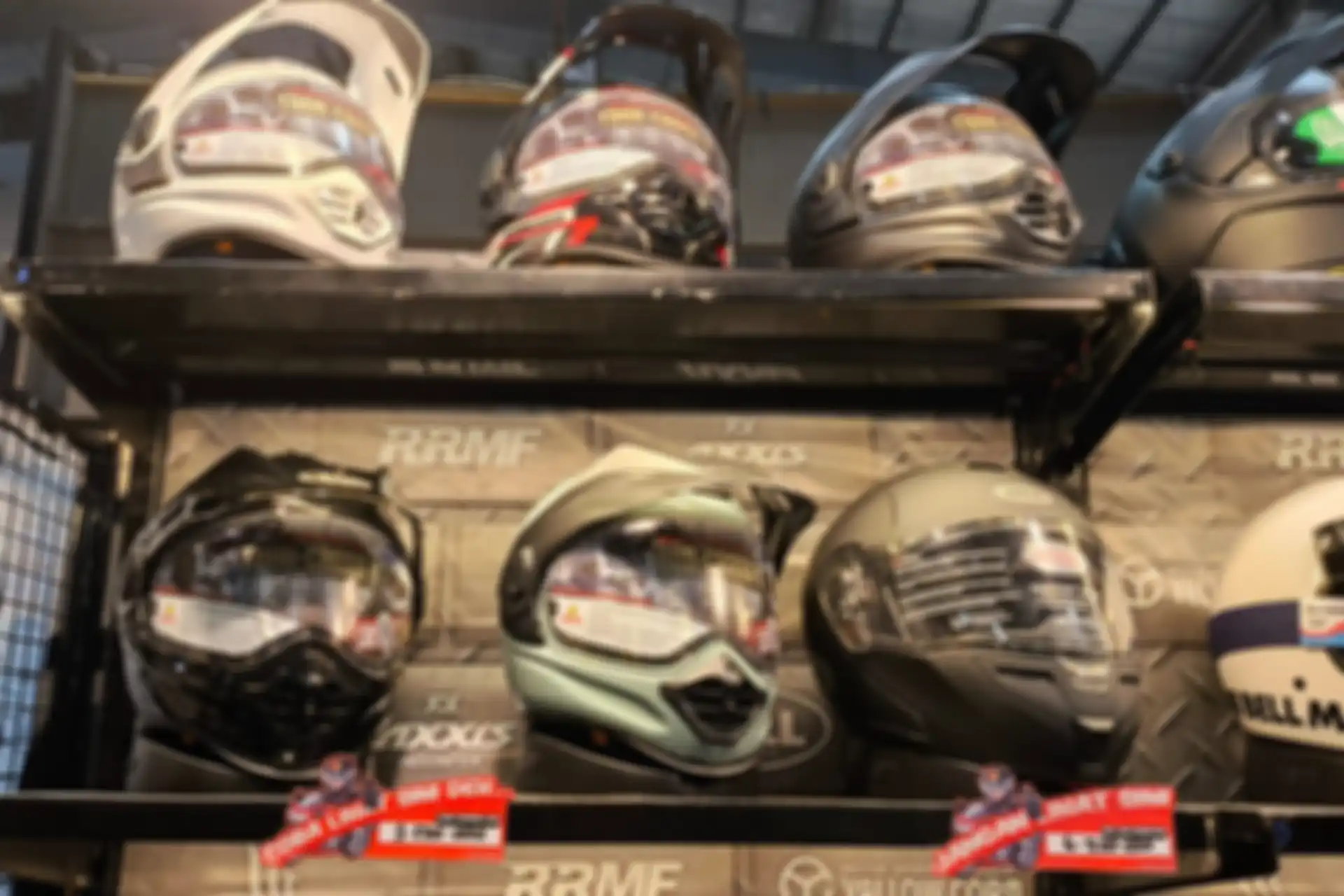 Helm touring Arai Cross V kena diskon jadi Rp 9,5 juta. 