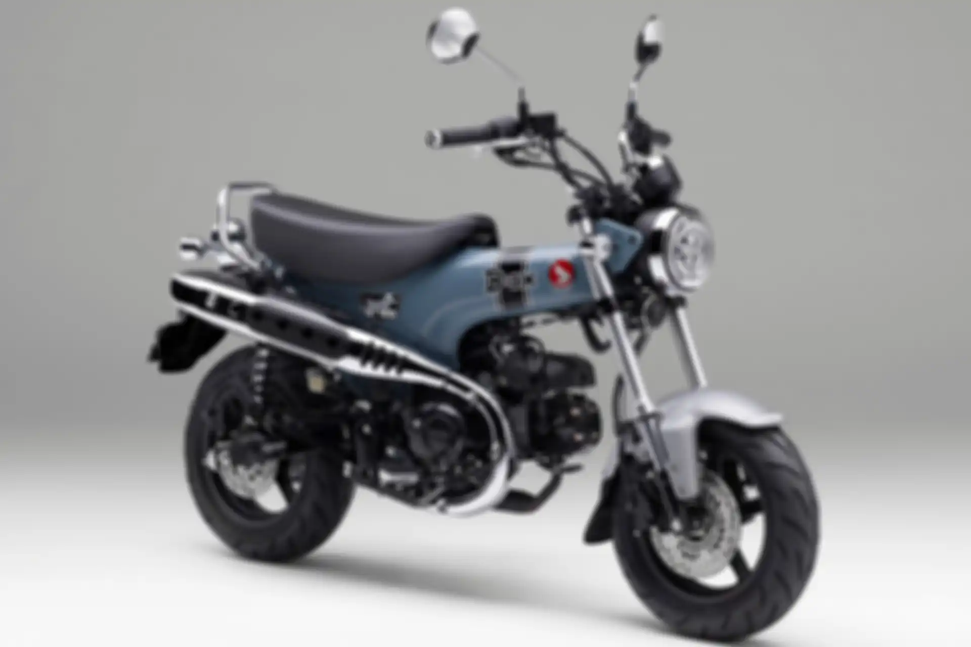 Honda ST125 Dax warna Pearl Cadet Gray. 