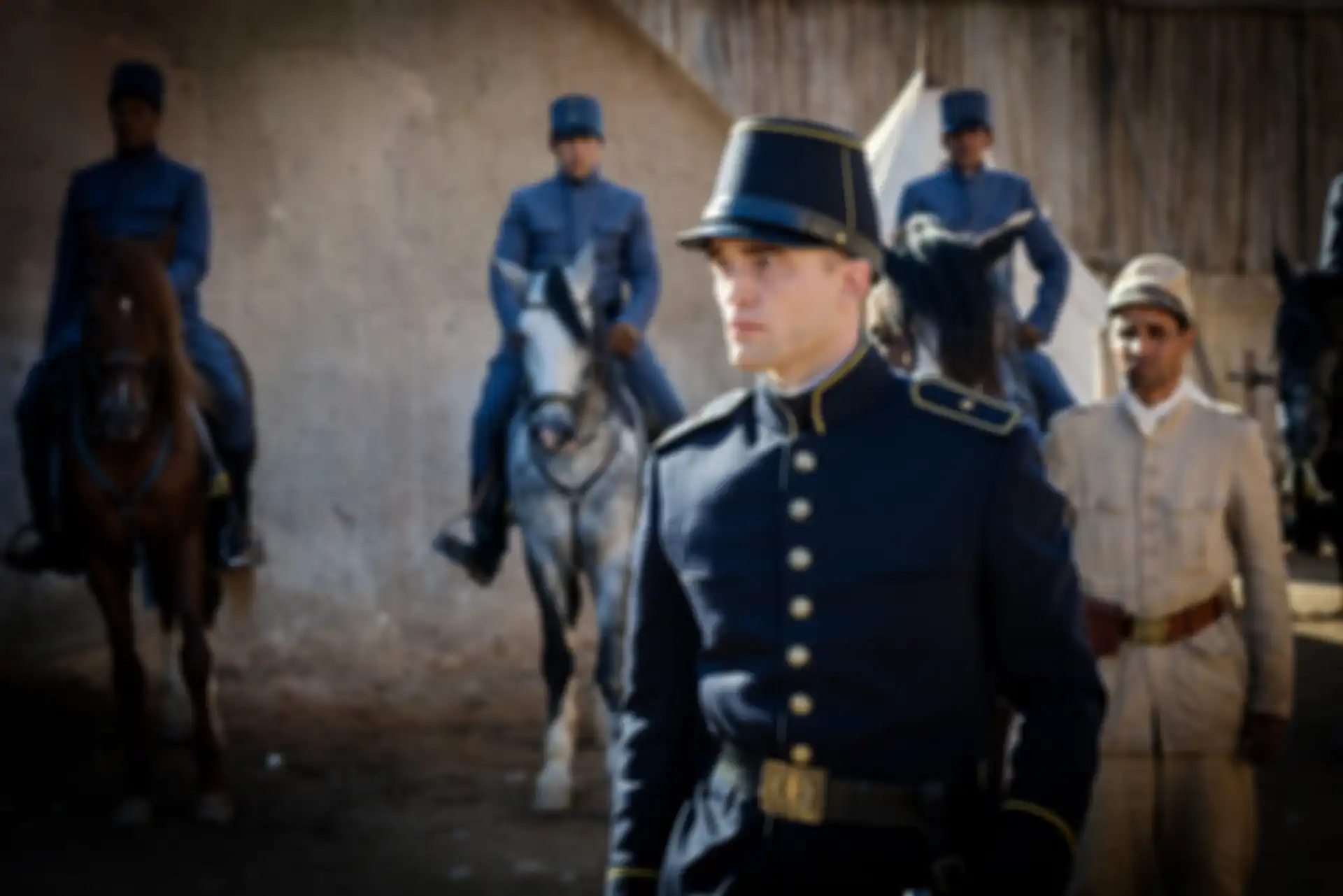 Film Teranyar Johnny Depp dan Robert Pattinson Waiting for the Barbarians Tayang Eksklusif di Mola TV