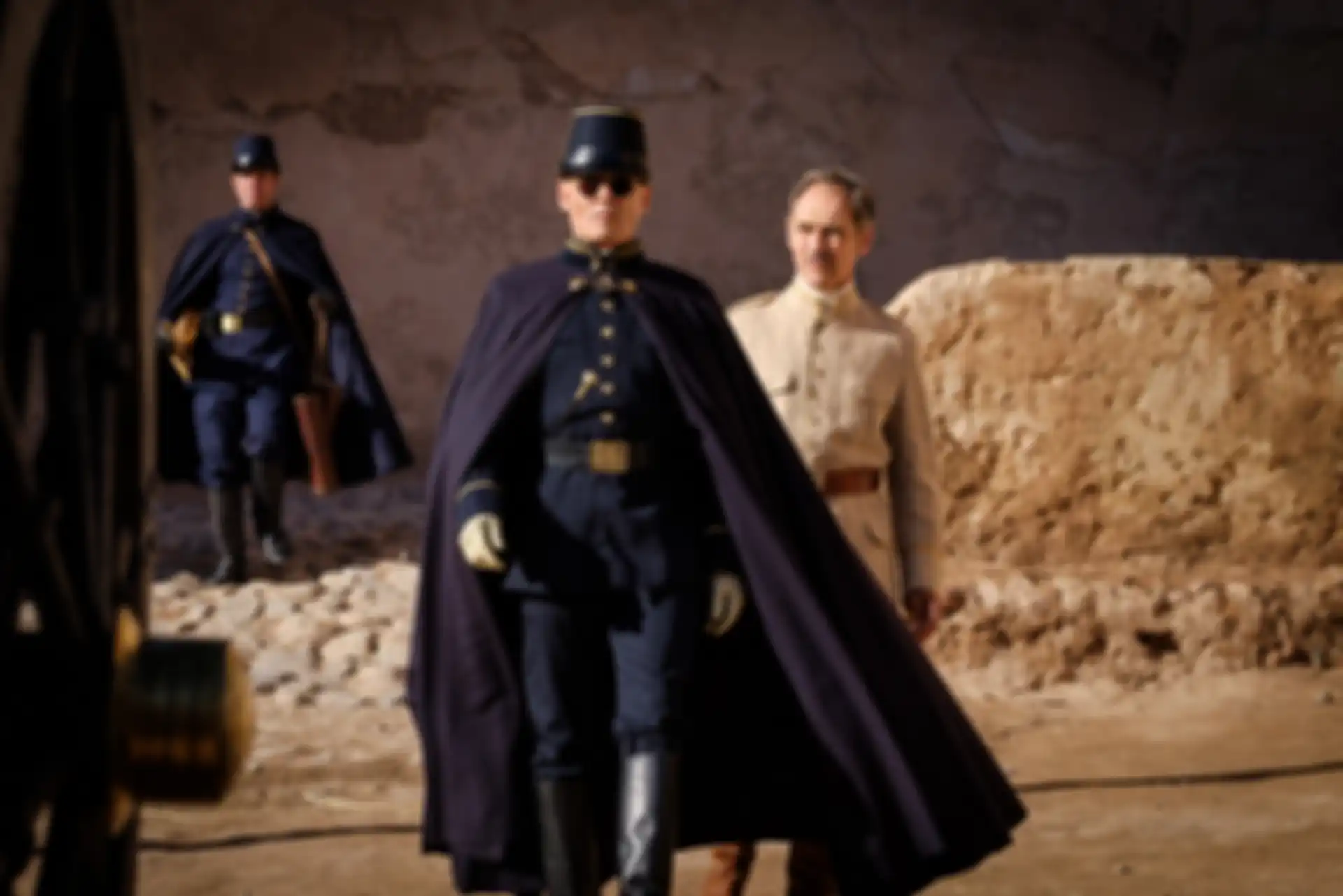 Film Teranyar Johnny Depp dan Robert Pattinson Waiting for the Barbarians Tayang Eksklusif di Mola TV