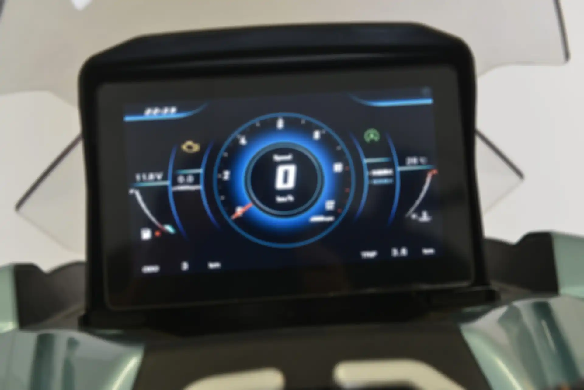 Speedometer XCO 125 yang sudah lebih berwarna dibandingkan Honda ADV 160